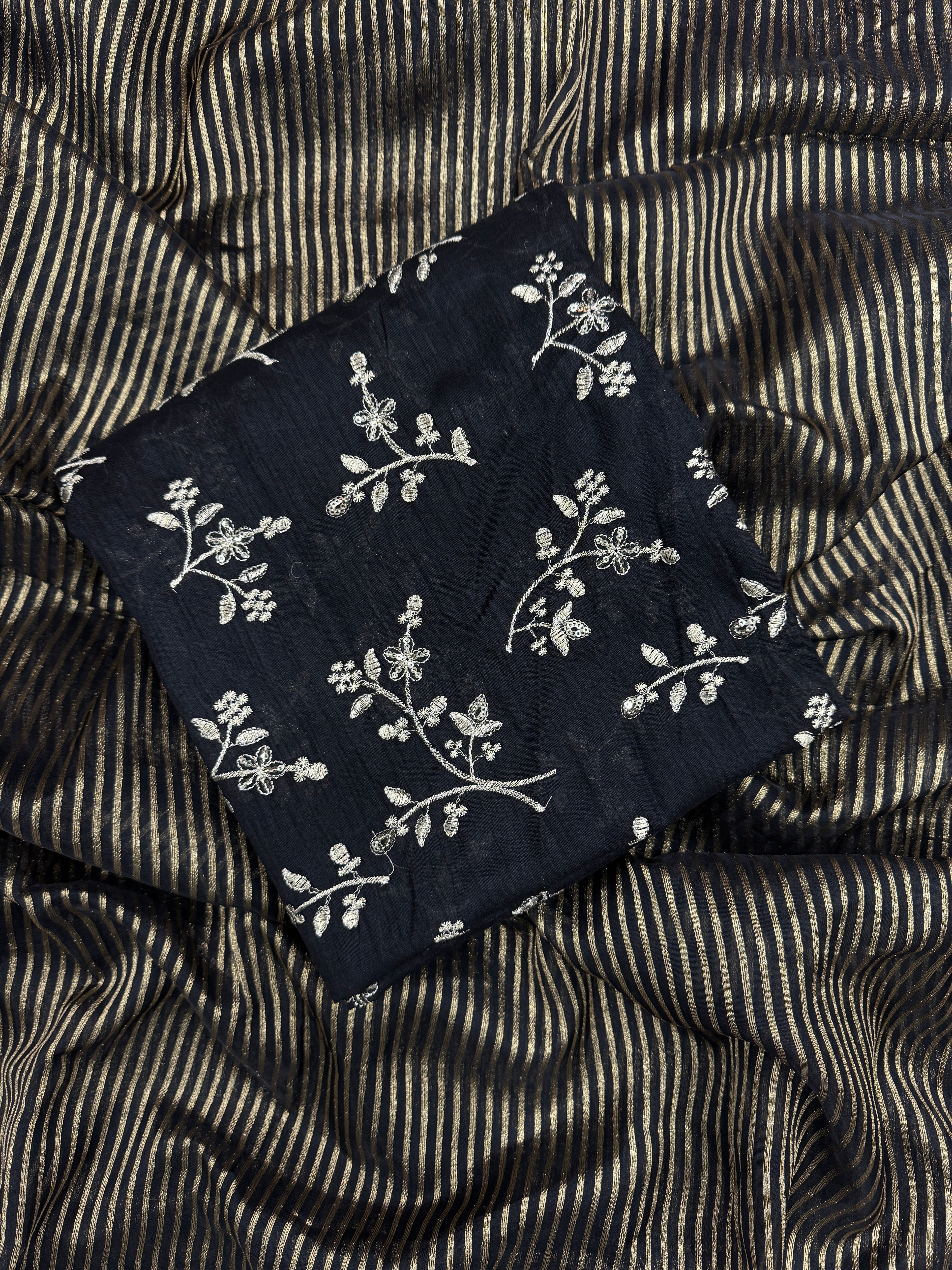 डोरी कढ़ाई और लेस बॉर्डर वाली डिज़ाइनर साड़ी