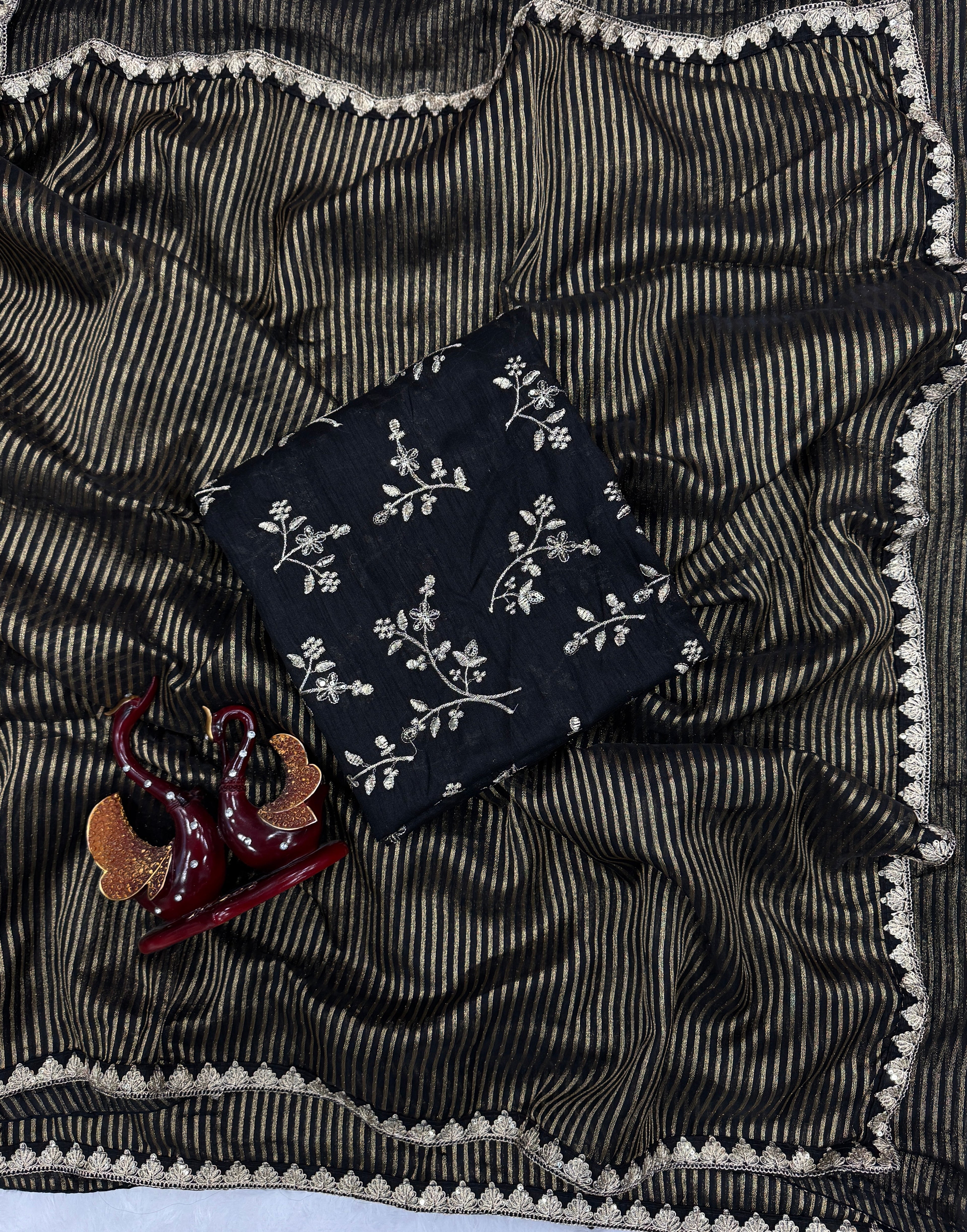 डोरी कढ़ाई और लेस बॉर्डर वाली डिज़ाइनर साड़ी