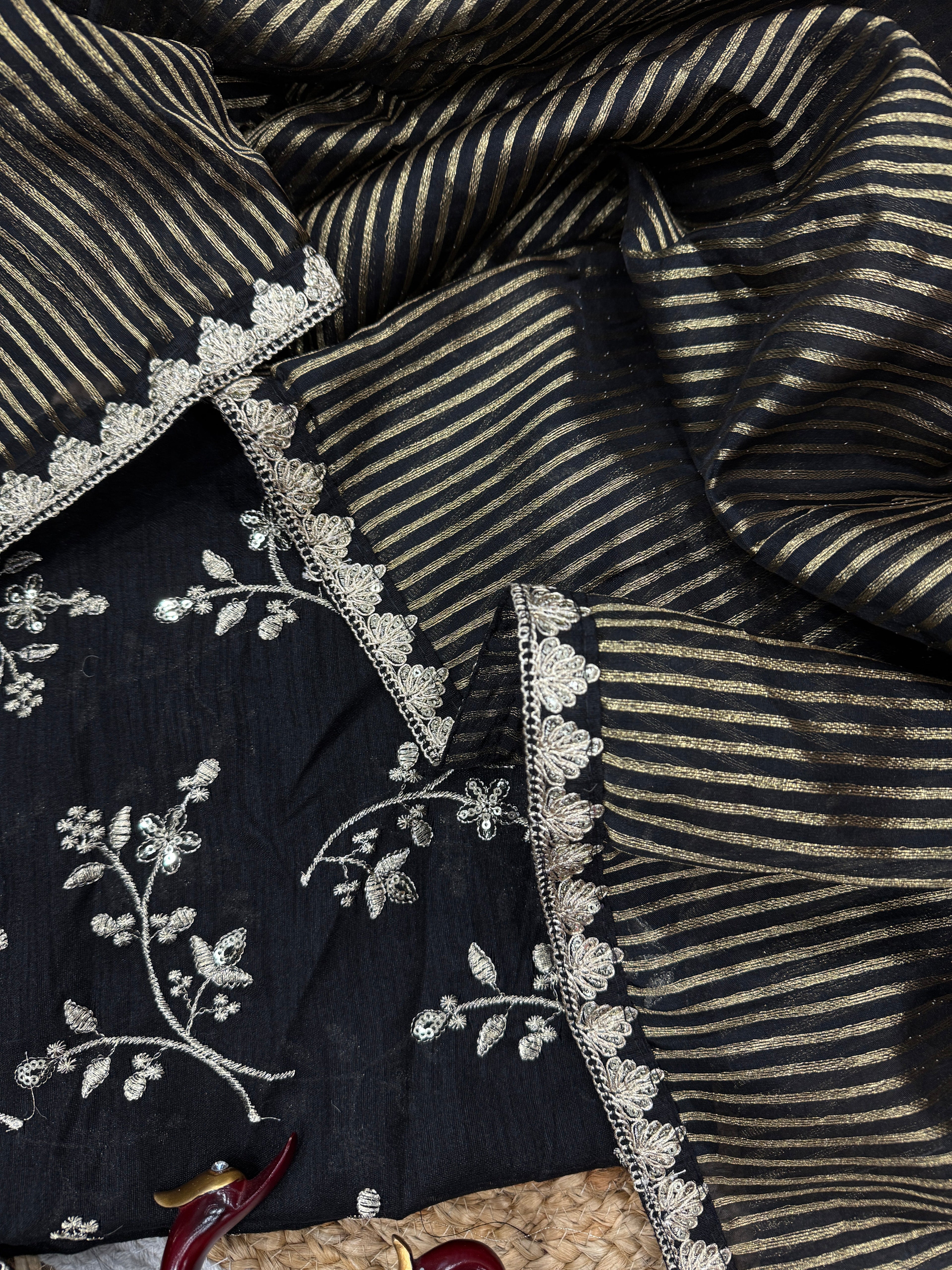 डोरी कढ़ाई और लेस बॉर्डर वाली डिज़ाइनर साड़ी