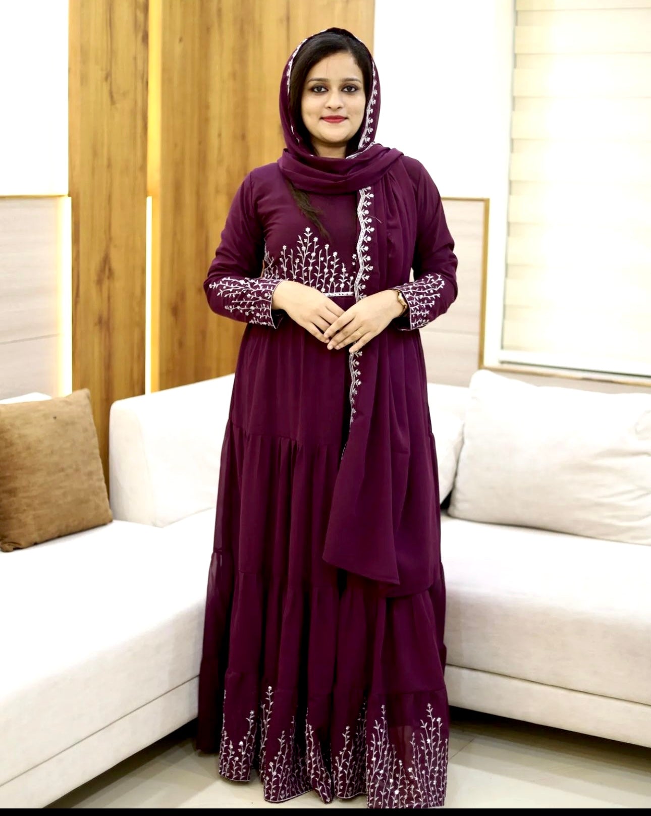 कढ़ाई और सीक्वेंस वर्क से सजा खूबसूरत पार्टी वियर रफल गाउन और दुपट्टा