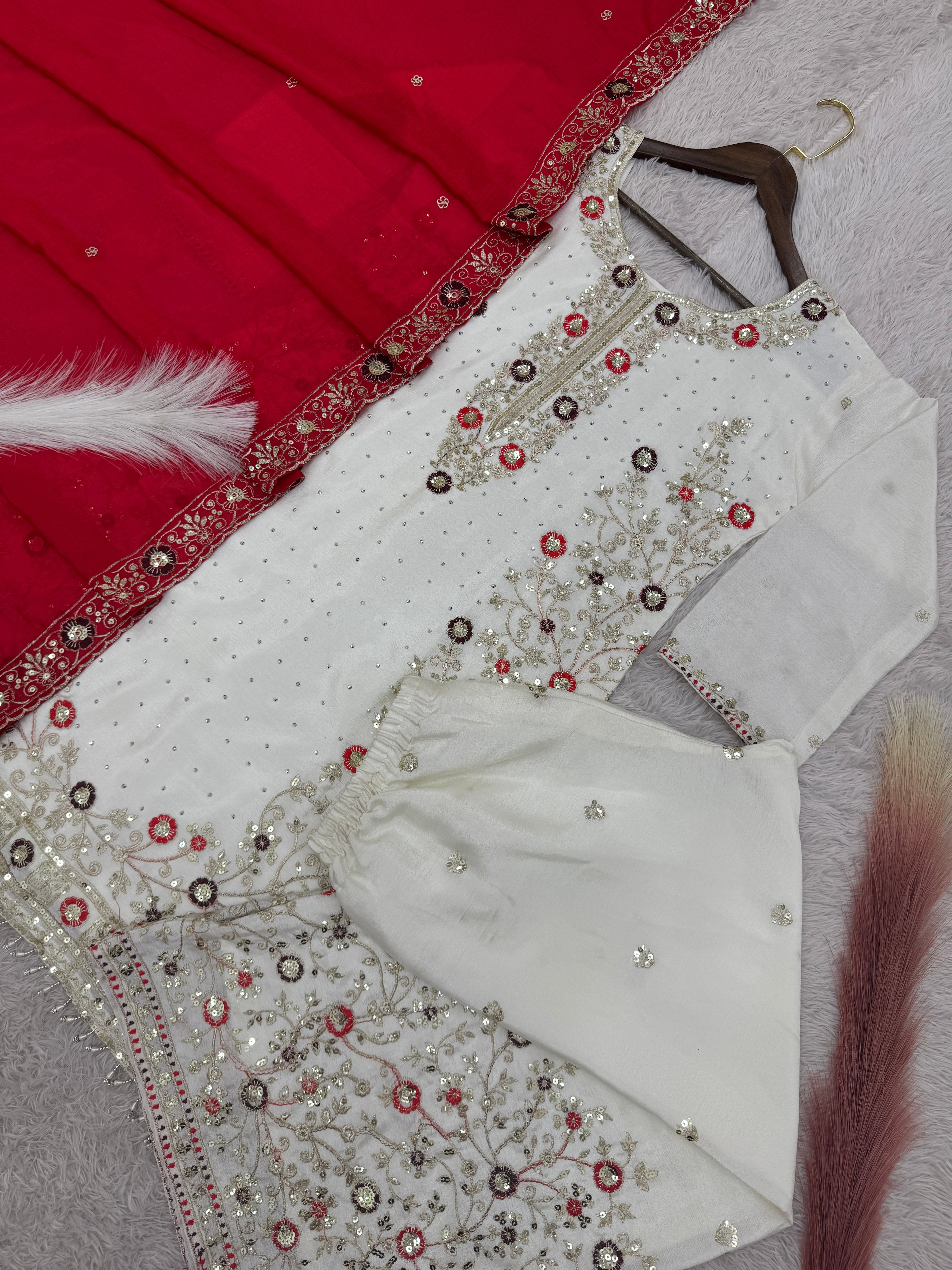 पार्टी वेयर लुक: डिजाइनर टॉप और बॉटम दुपट्टे के साथ