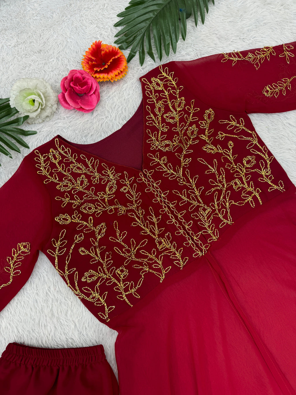 हैंडवर्क और कैनवास पट्टा के साथ डिज़ाइनर टॉप पैंट