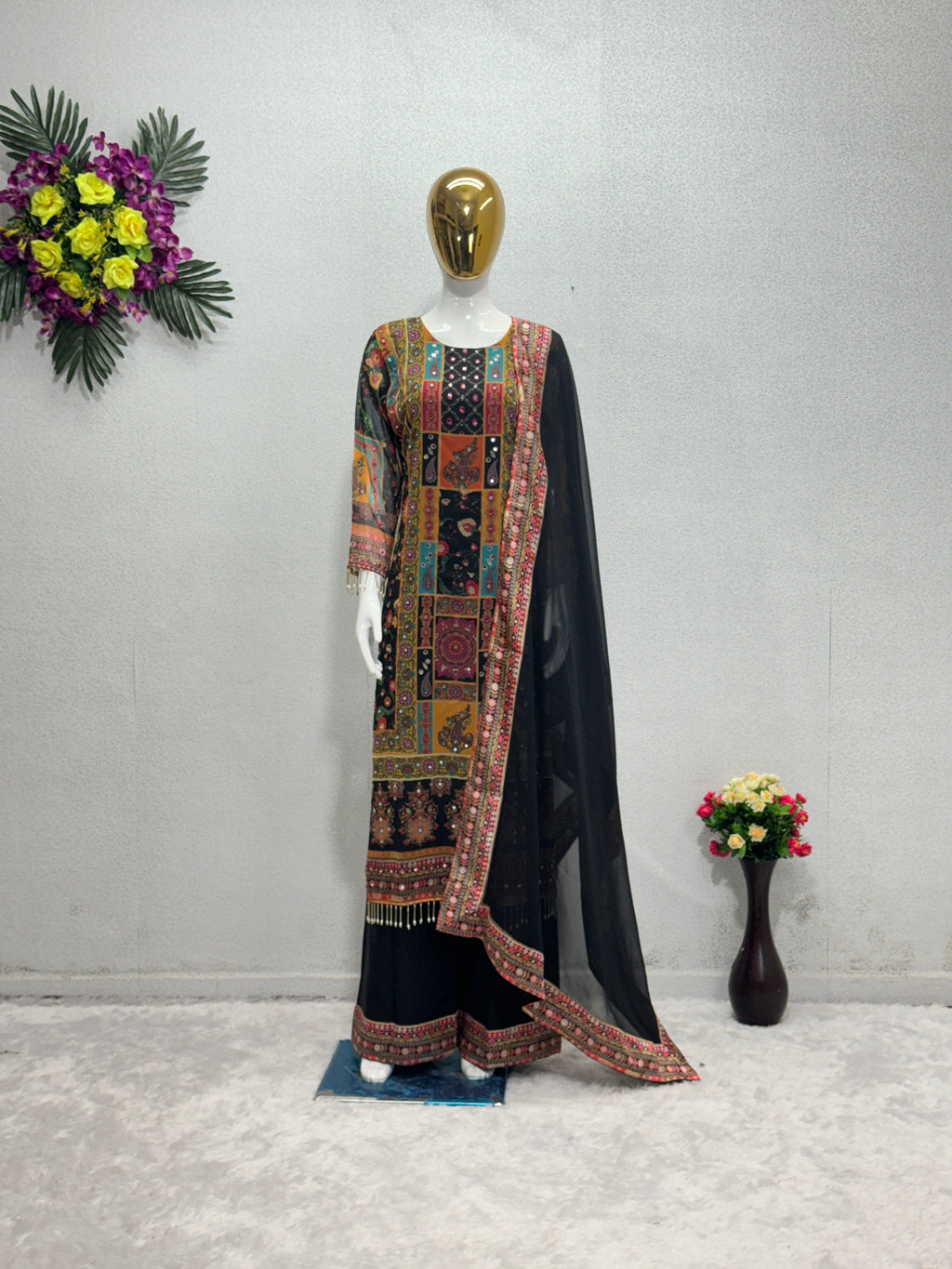 पार्टी के लिए उपयुक्त खूबसूरत टॉप, बॉटम और दुपट्टा।