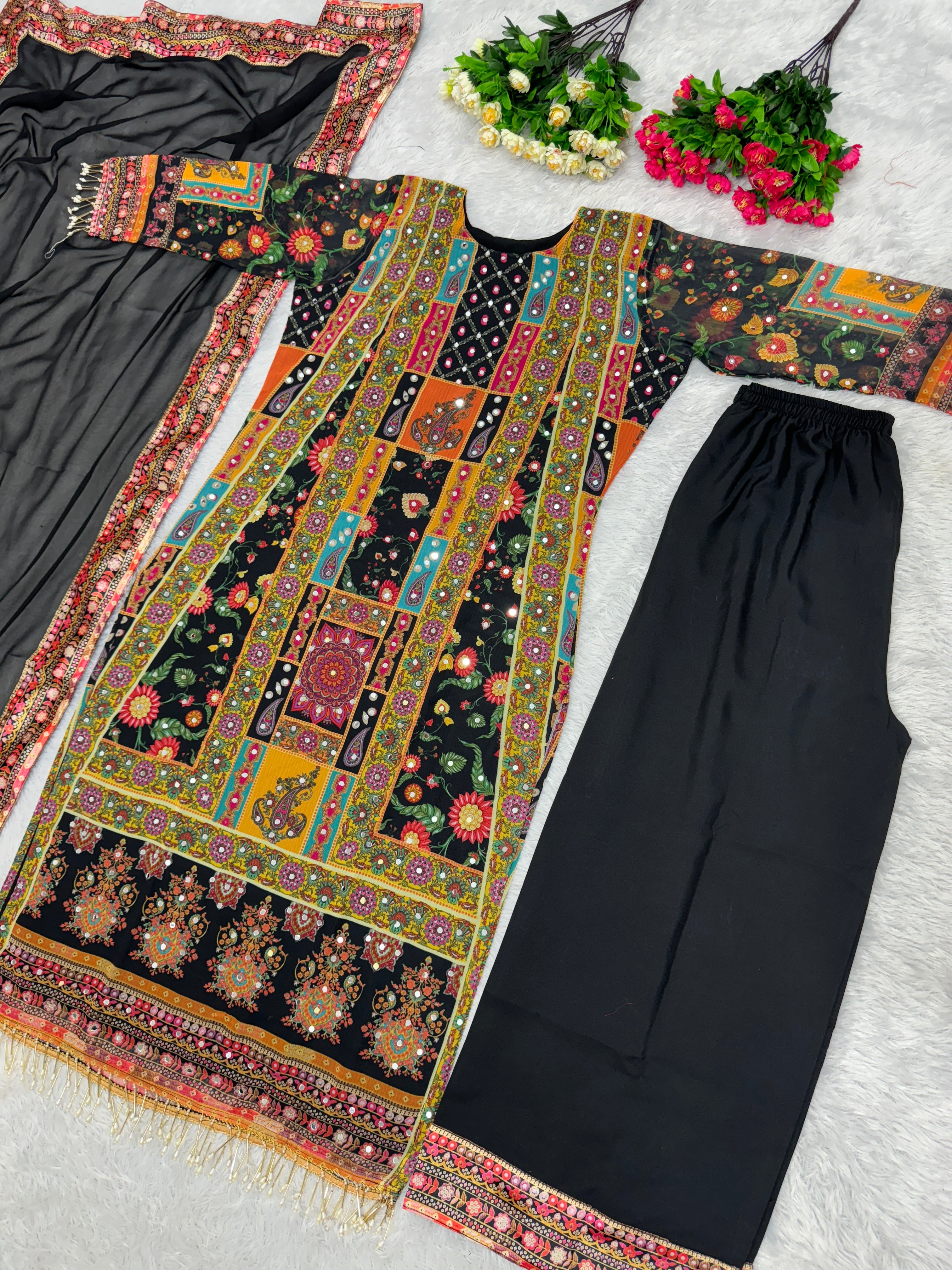 पार्टी के लिए उपयुक्त खूबसूरत टॉप, बॉटम और दुपट्टा।