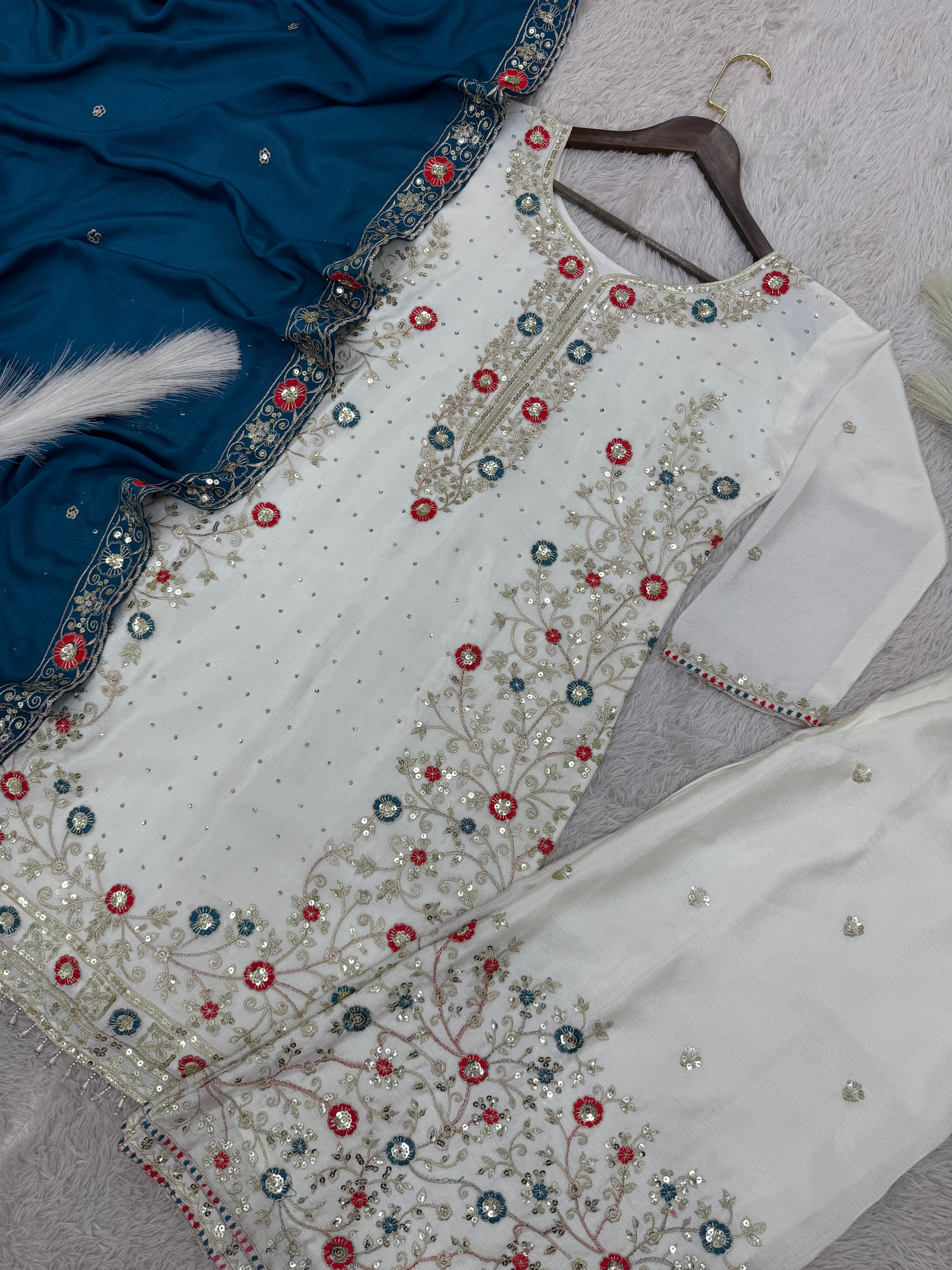 पार्टी वेयर लुक: डिजाइनर टॉप और बॉटम दुपट्टे के साथ