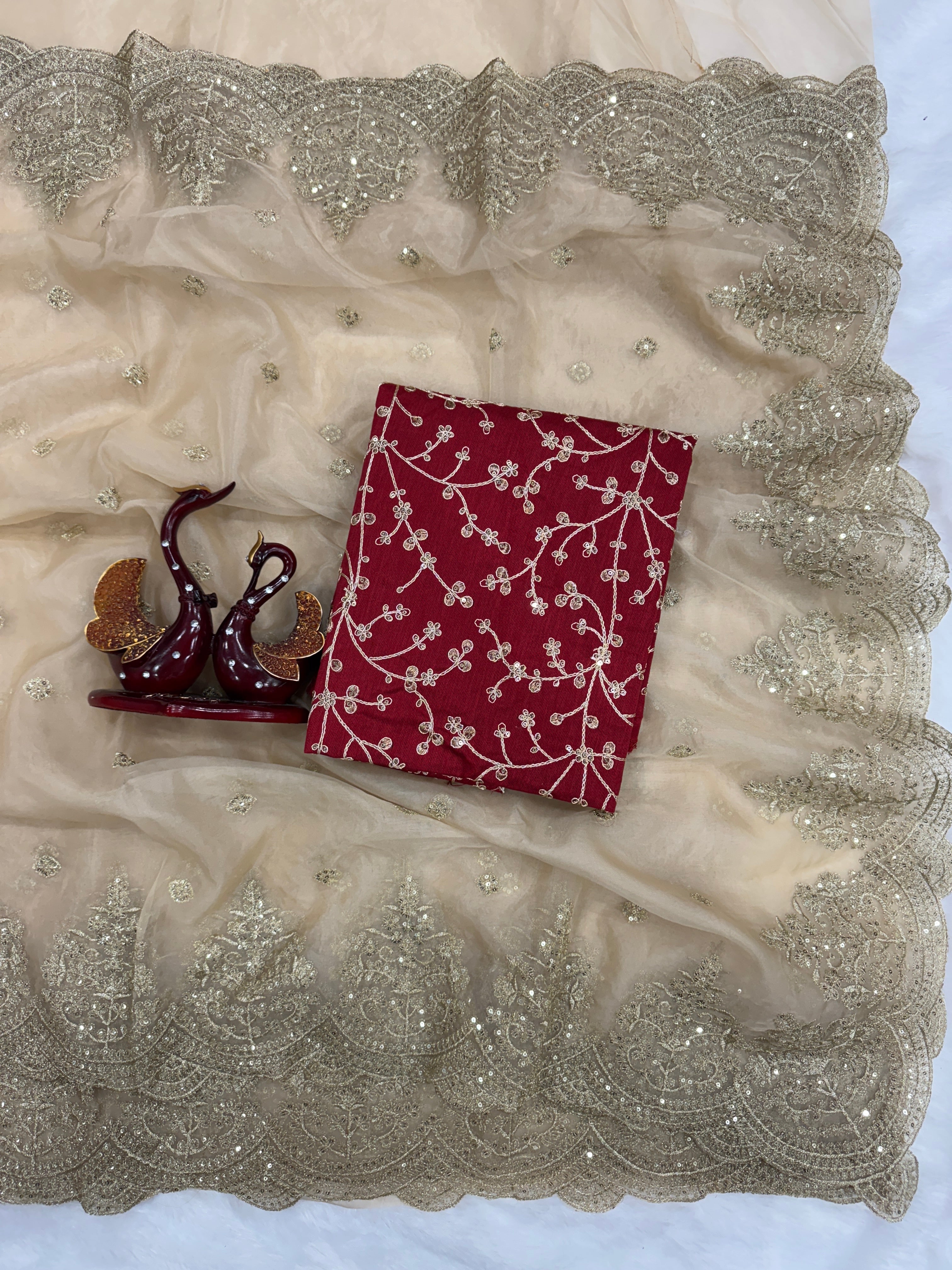 सीक्वेंस और ज़री कढ़ाई वाली पार्टी वेयर साड़ी