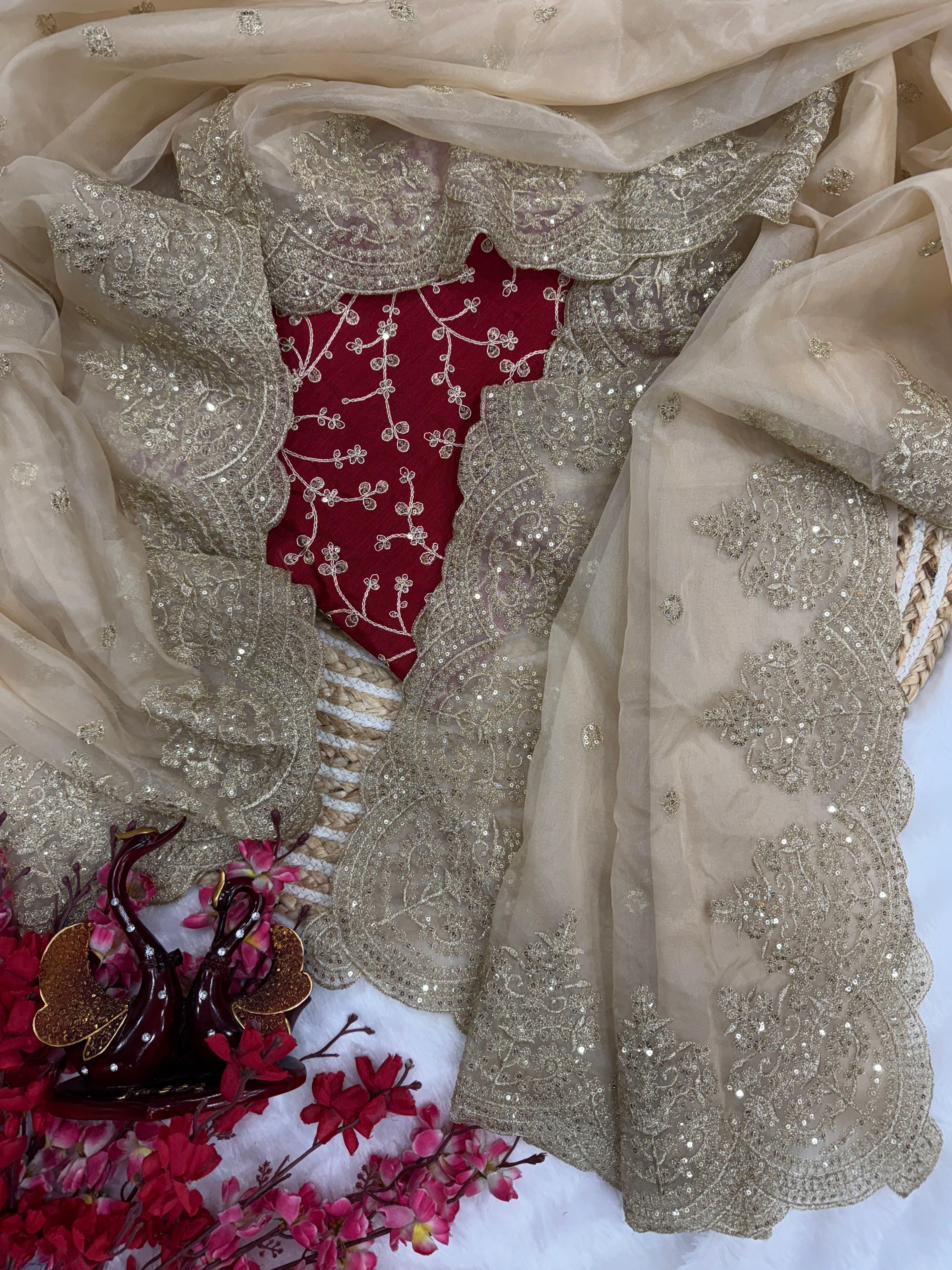 सीक्वेंस और ज़री कढ़ाई वाली पार्टी वेयर साड़ी