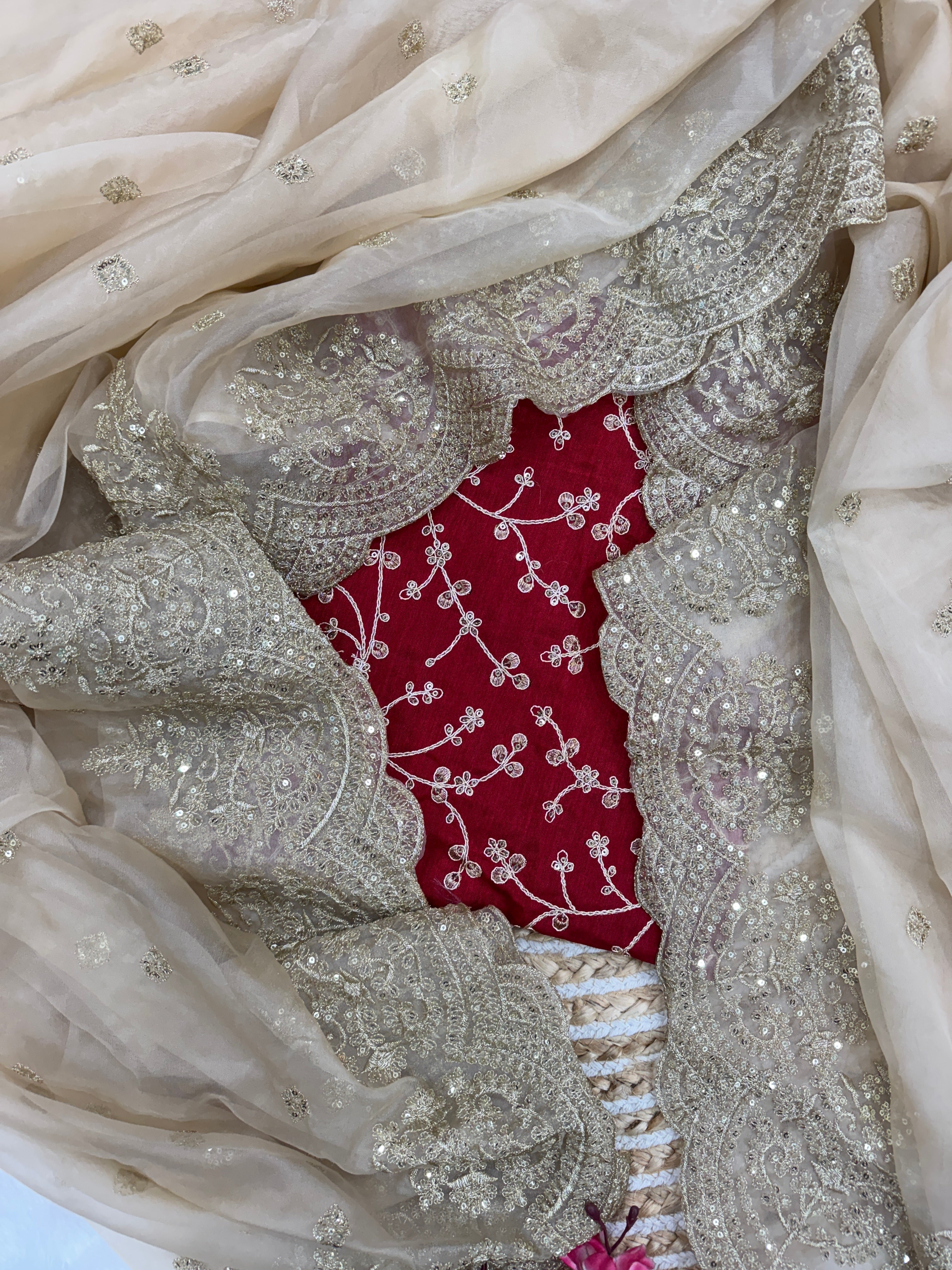 सीक्वेंस और ज़री कढ़ाई वाली पार्टी वेयर साड़ी