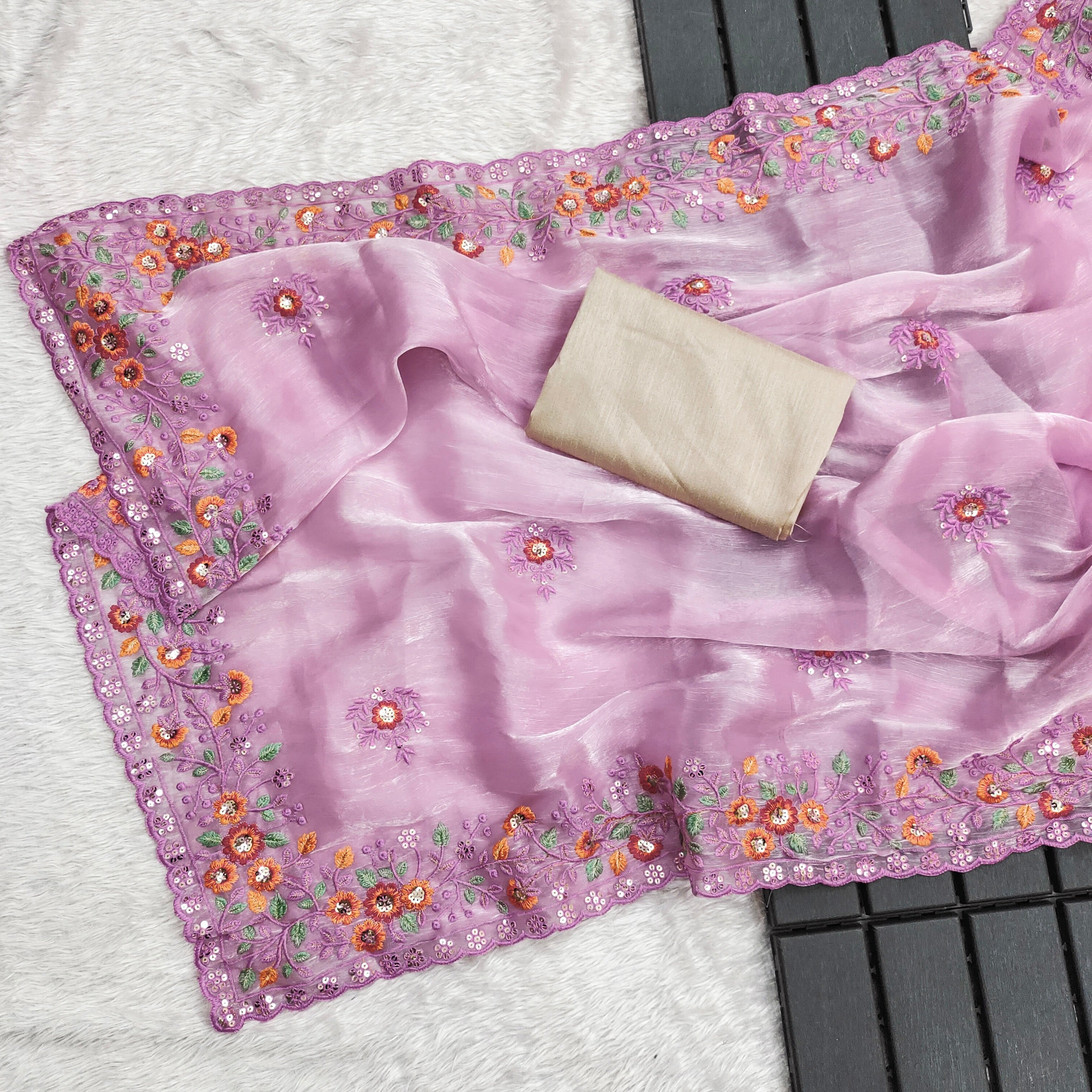 पार्टी वेयर डिजाइनर साड़ी, कढ़ाई और सीक्वेंस वर्क के साथ