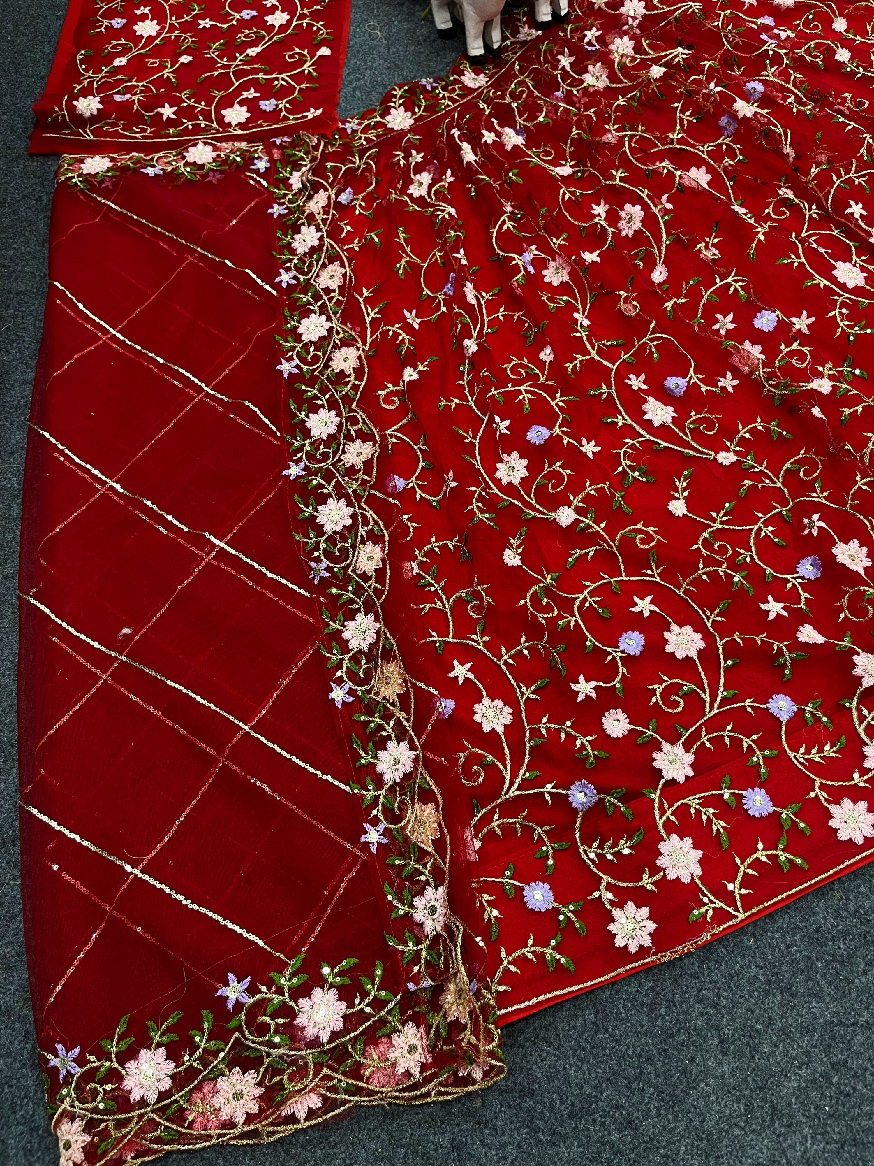 सीक्विन कढ़ाई वर्क वाले ट्रेंडी लहंगा चोली और दुपट्टे