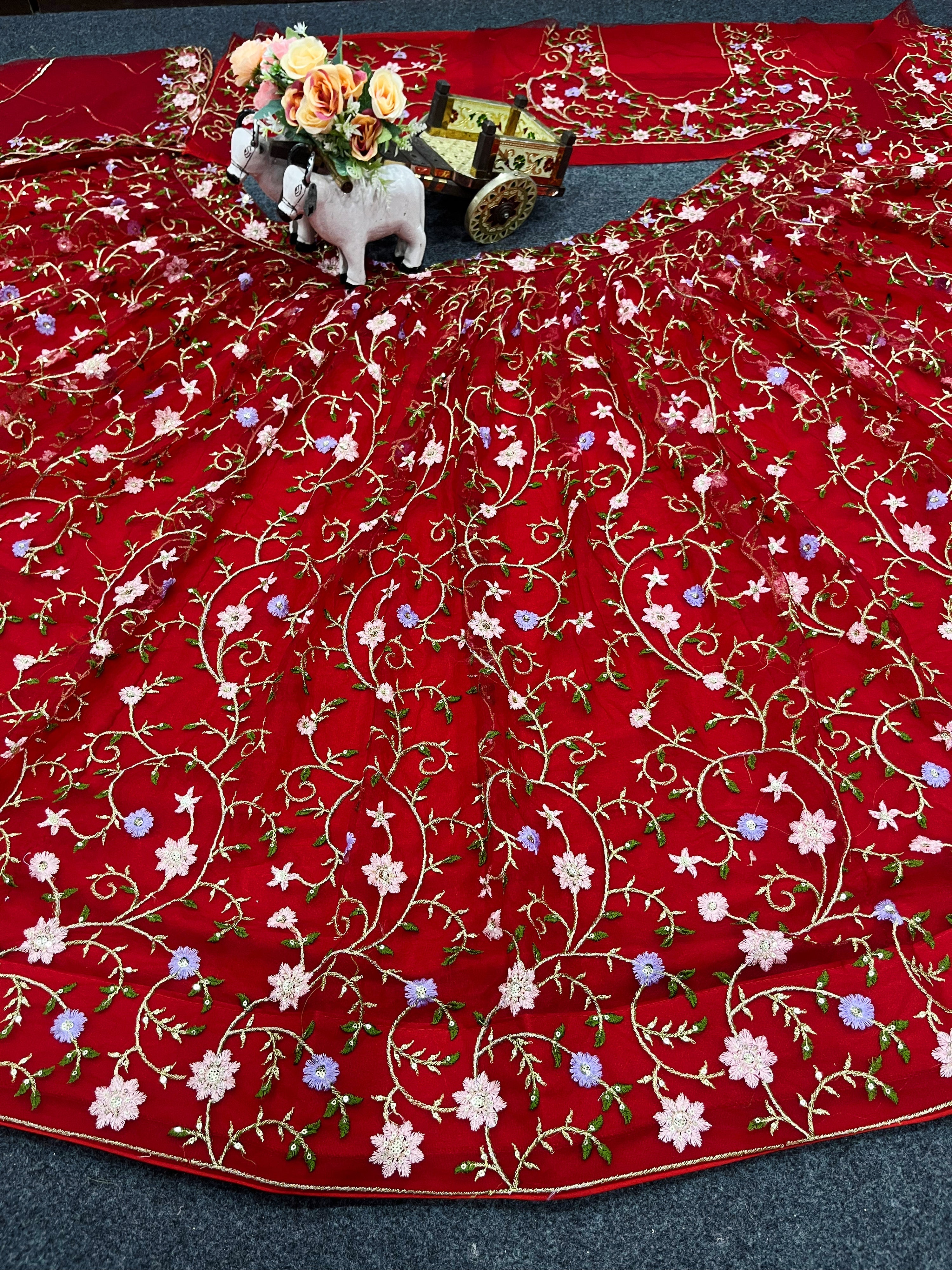 सीक्विन कढ़ाई वर्क वाले ट्रेंडी लहंगा चोली और दुपट्टे