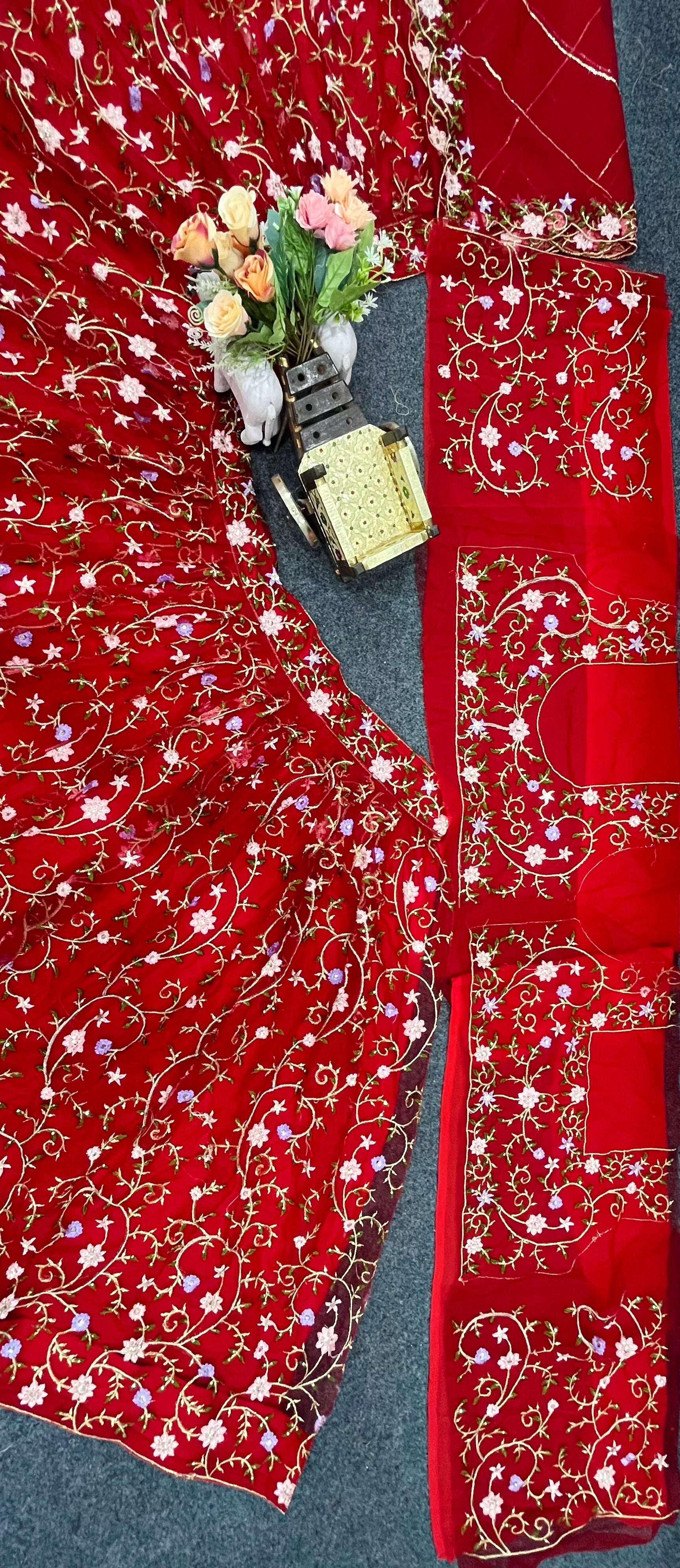 सीक्विन कढ़ाई वर्क वाले ट्रेंडी लहंगा चोली और दुपट्टे