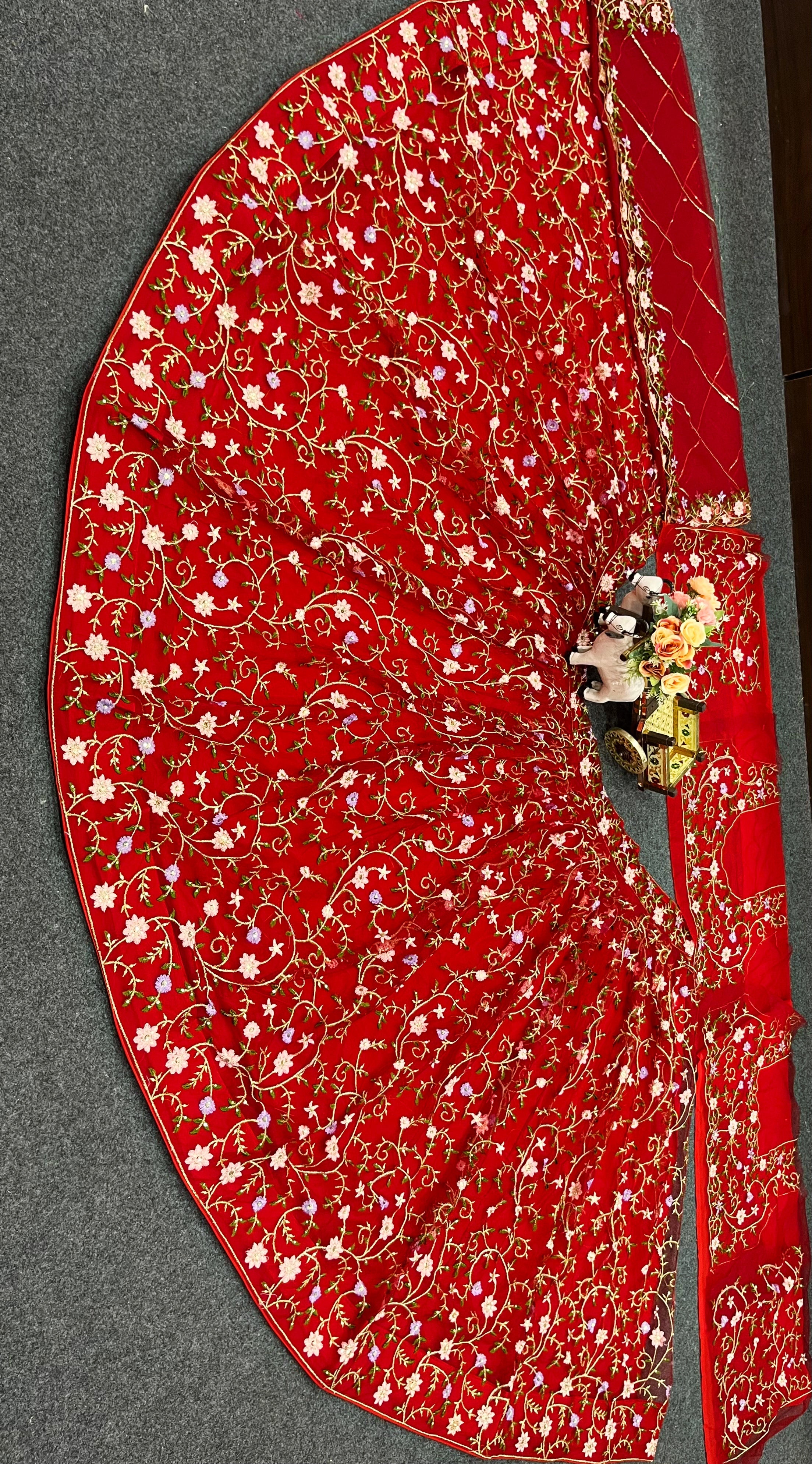 सीक्विन कढ़ाई वर्क वाले ट्रेंडी लहंगा चोली और दुपट्टे