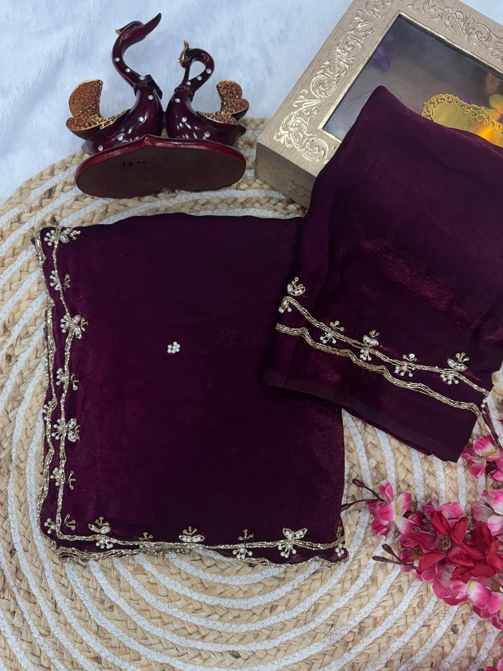 मोतियों की कढ़ाई वाली खूबसूरत पार्टी वेयर साड़ी