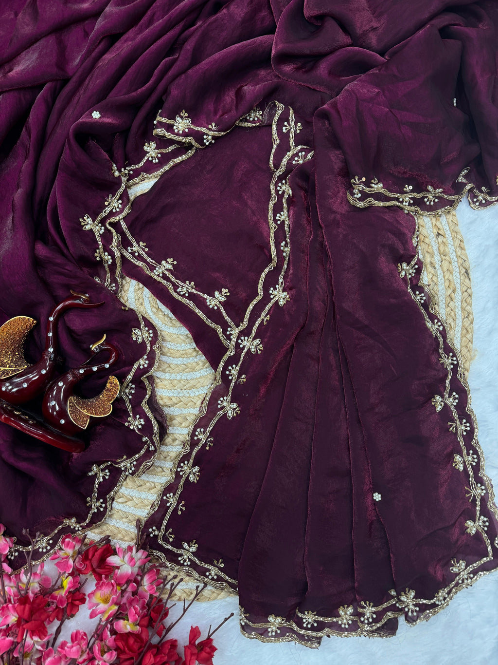 मोतियों की कढ़ाई वाली खूबसूरत पार्टी वेयर साड़ी