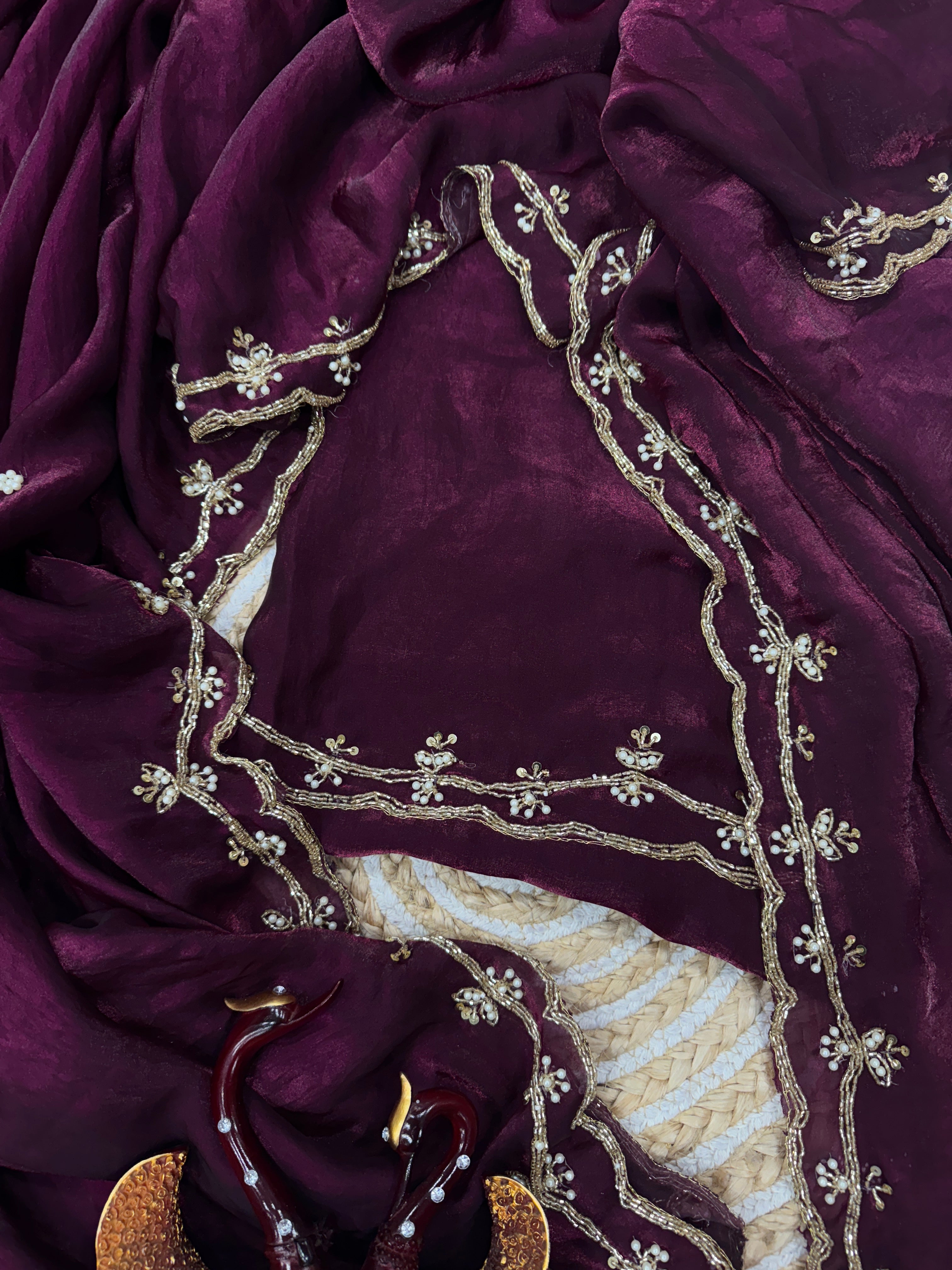 मोतियों की कढ़ाई वाली खूबसूरत पार्टी वेयर साड़ी