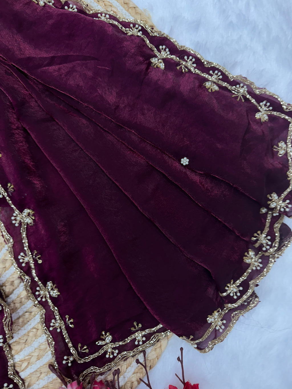 मोतियों की कढ़ाई वाली खूबसूरत पार्टी वेयर साड़ी