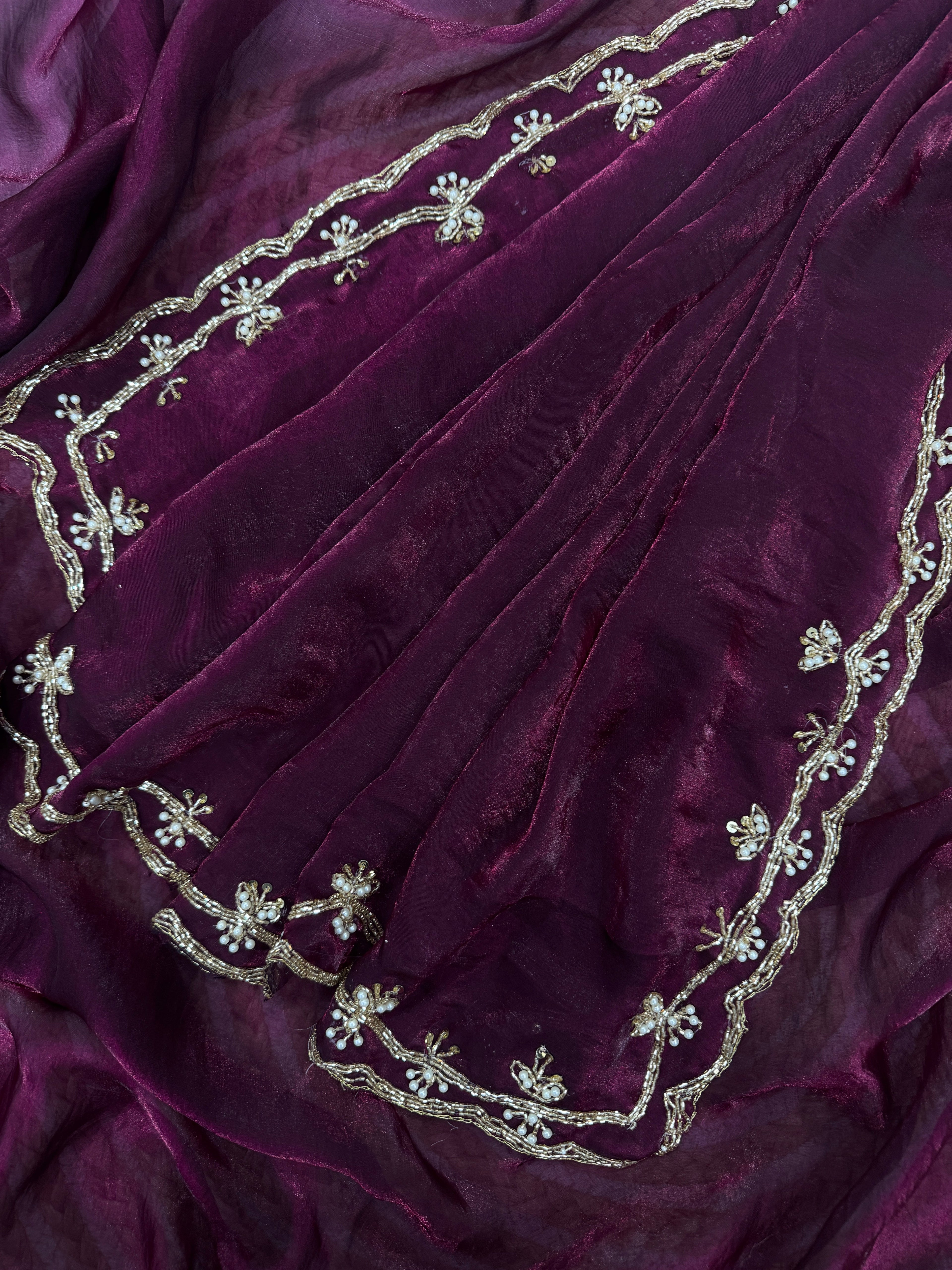 मोतियों की कढ़ाई वाली खूबसूरत पार्टी वेयर साड़ी