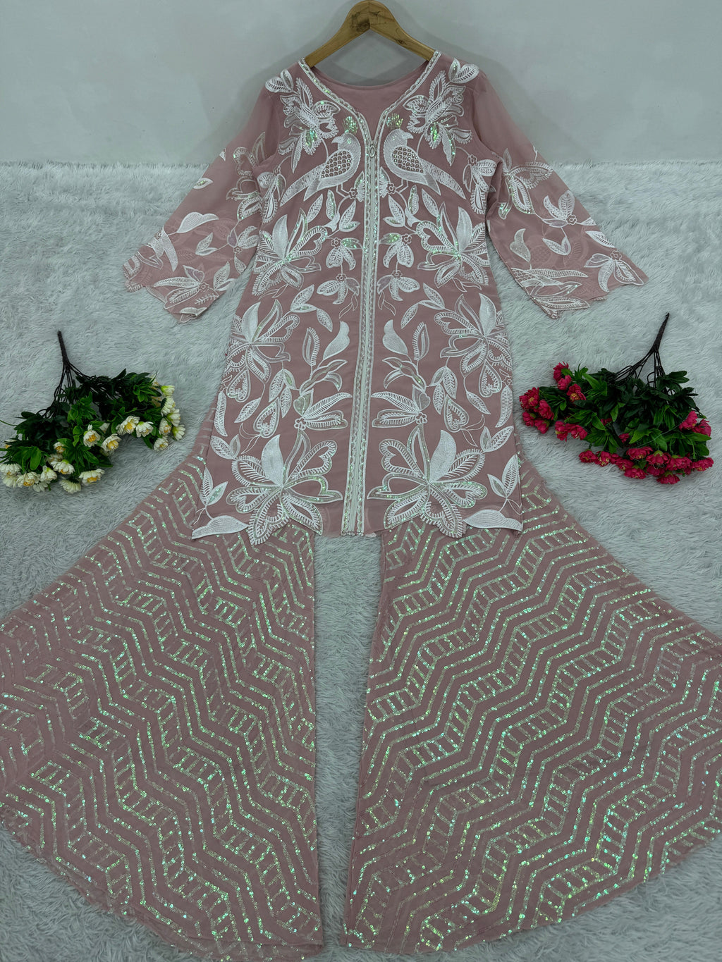 सीक्वेंस वर्क से सजा खूबसूरत वेस्टर्न वेयर टॉप प्लाज़ो