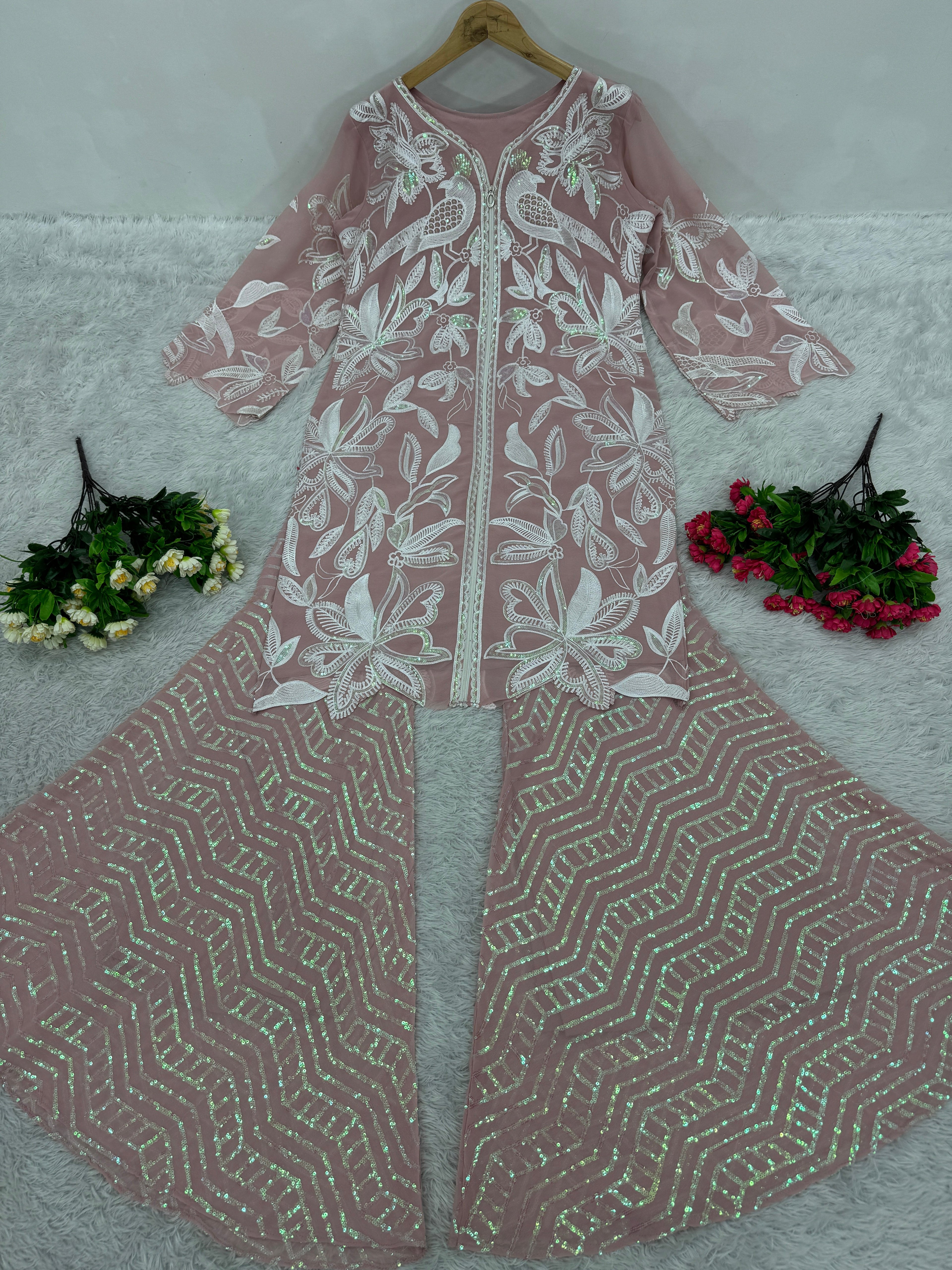 सीक्वेंस वर्क से सजा खूबसूरत वेस्टर्न वेयर टॉप प्लाज़ो