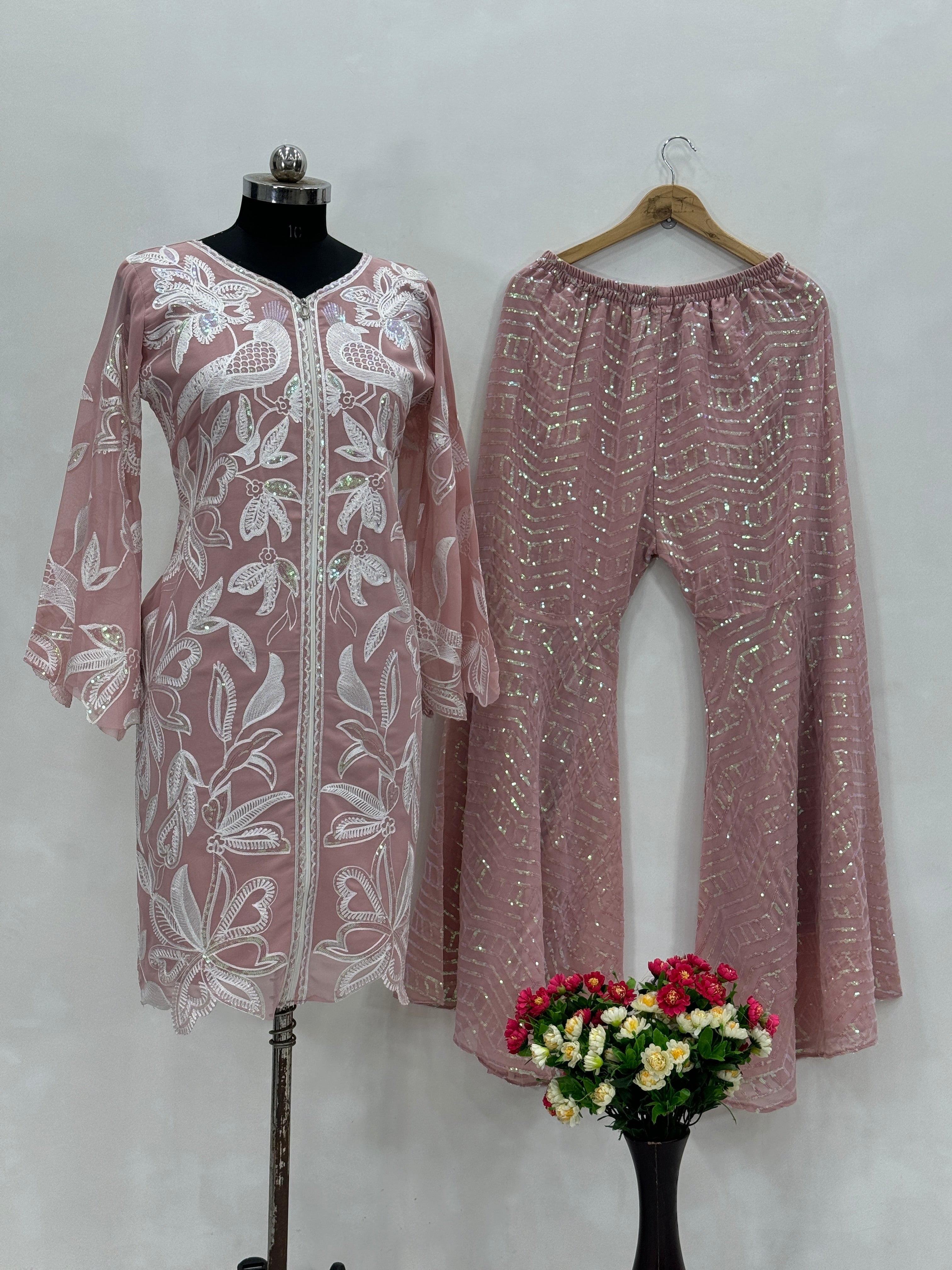 सीक्वेंस वर्क से सजा खूबसूरत वेस्टर्न वेयर टॉप प्लाज़ो