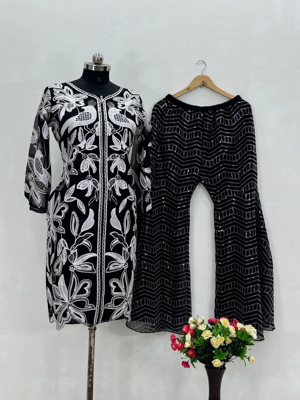 सीक्वेंस वर्क से सजा खूबसूरत वेस्टर्न वेयर टॉप प्लाज़ो