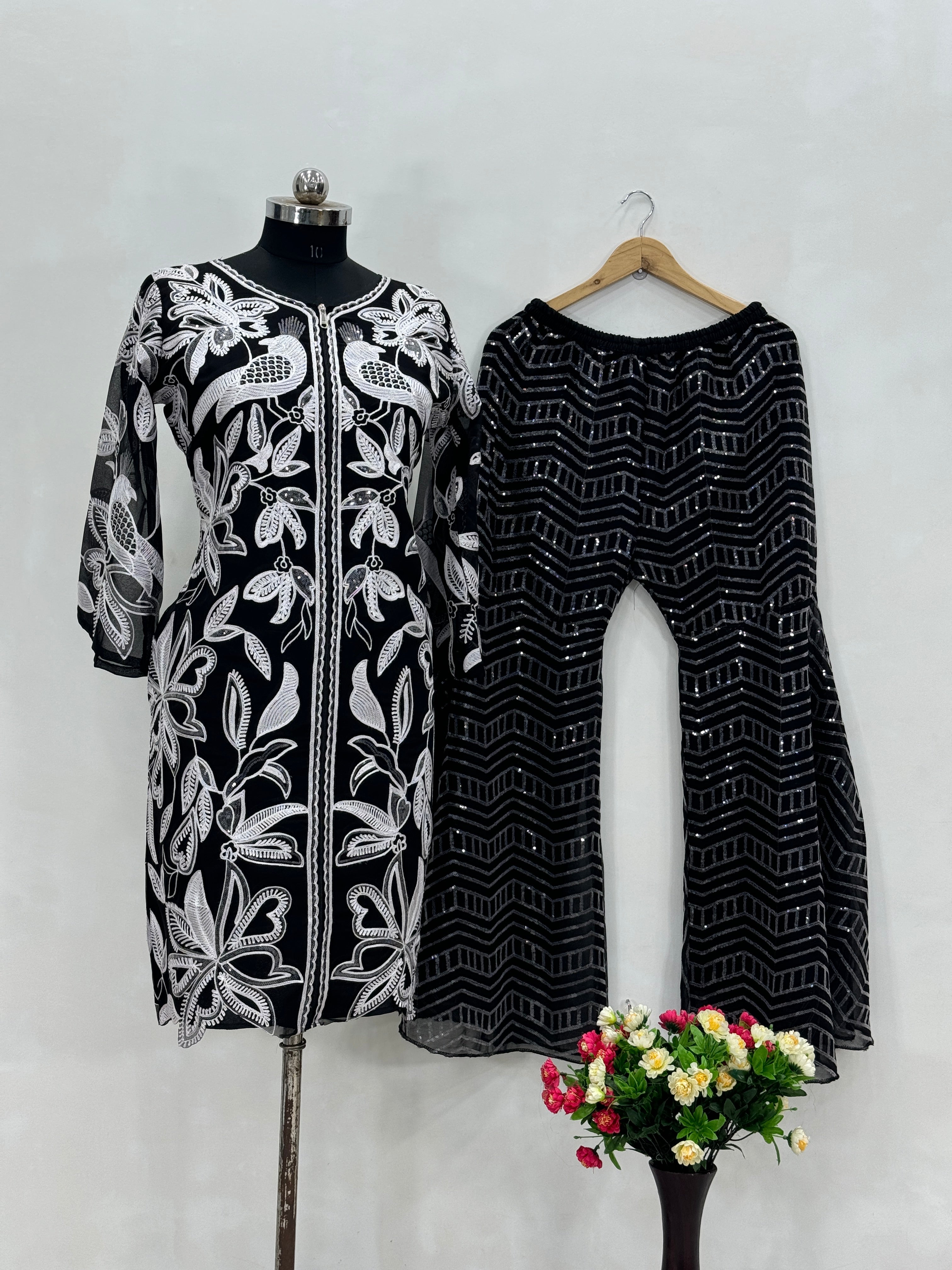 सीक्वेंस वर्क से सजा खूबसूरत वेस्टर्न वेयर टॉप प्लाज़ो