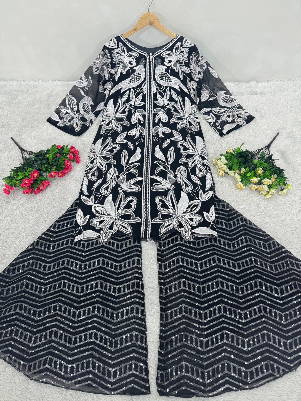 सीक्वेंस वर्क से सजा खूबसूरत वेस्टर्न वेयर टॉप प्लाज़ो