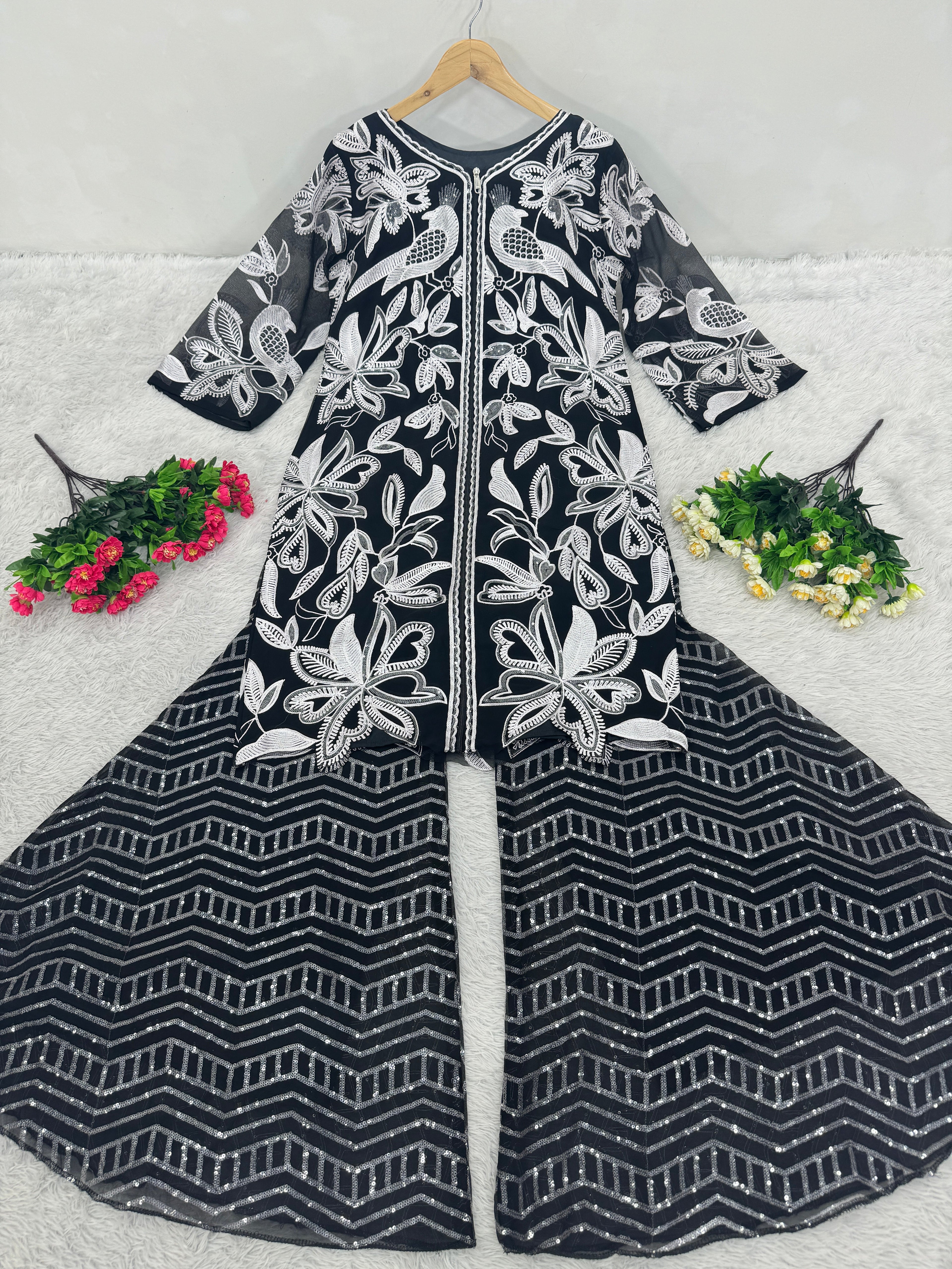 सीक्वेंस वर्क से सजा खूबसूरत वेस्टर्न वेयर टॉप प्लाज़ो