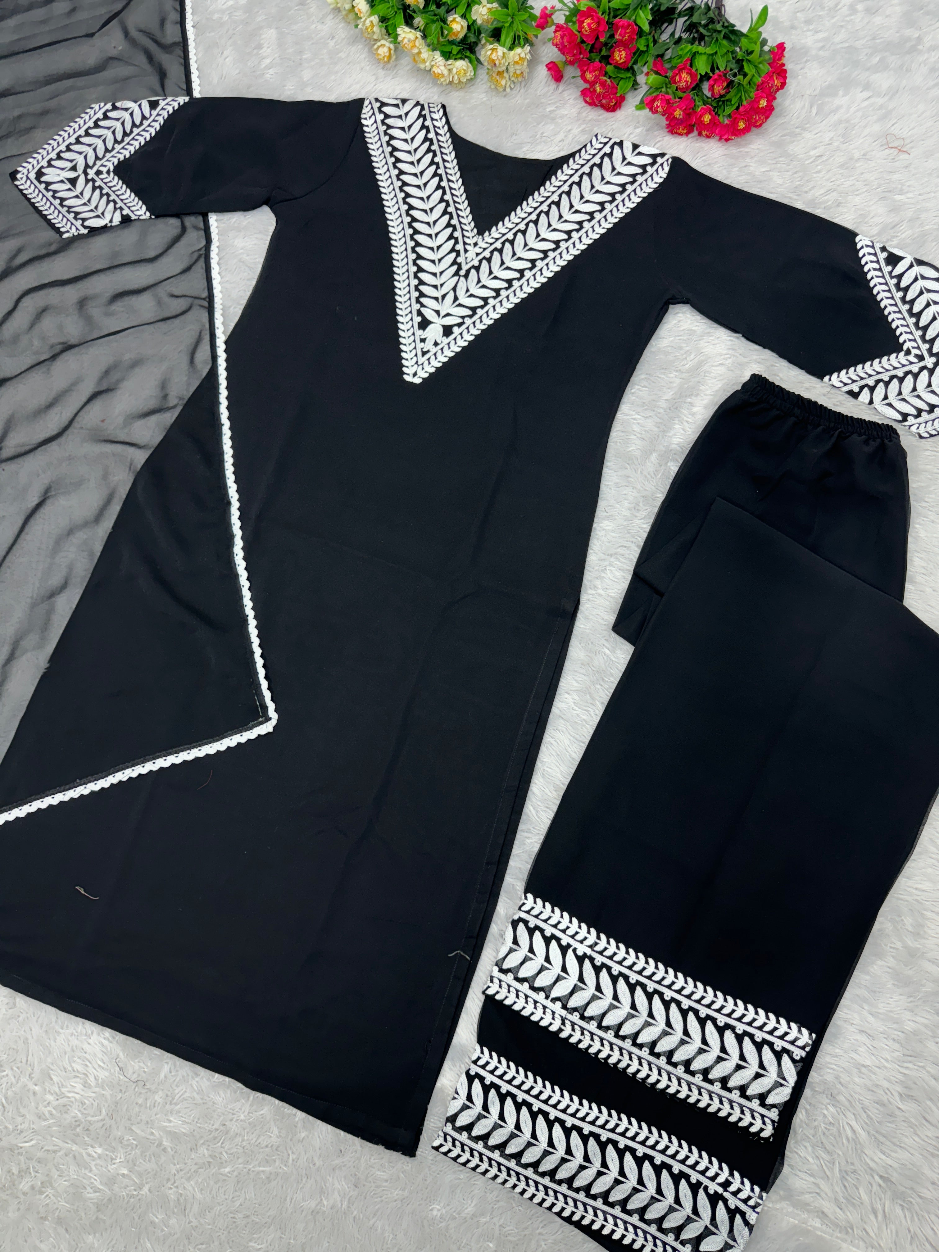 डिजाइनर पार्टी वेयर टॉप, बॉटम और दुपट्टा, फैंसी बेल स्लीव के साथ