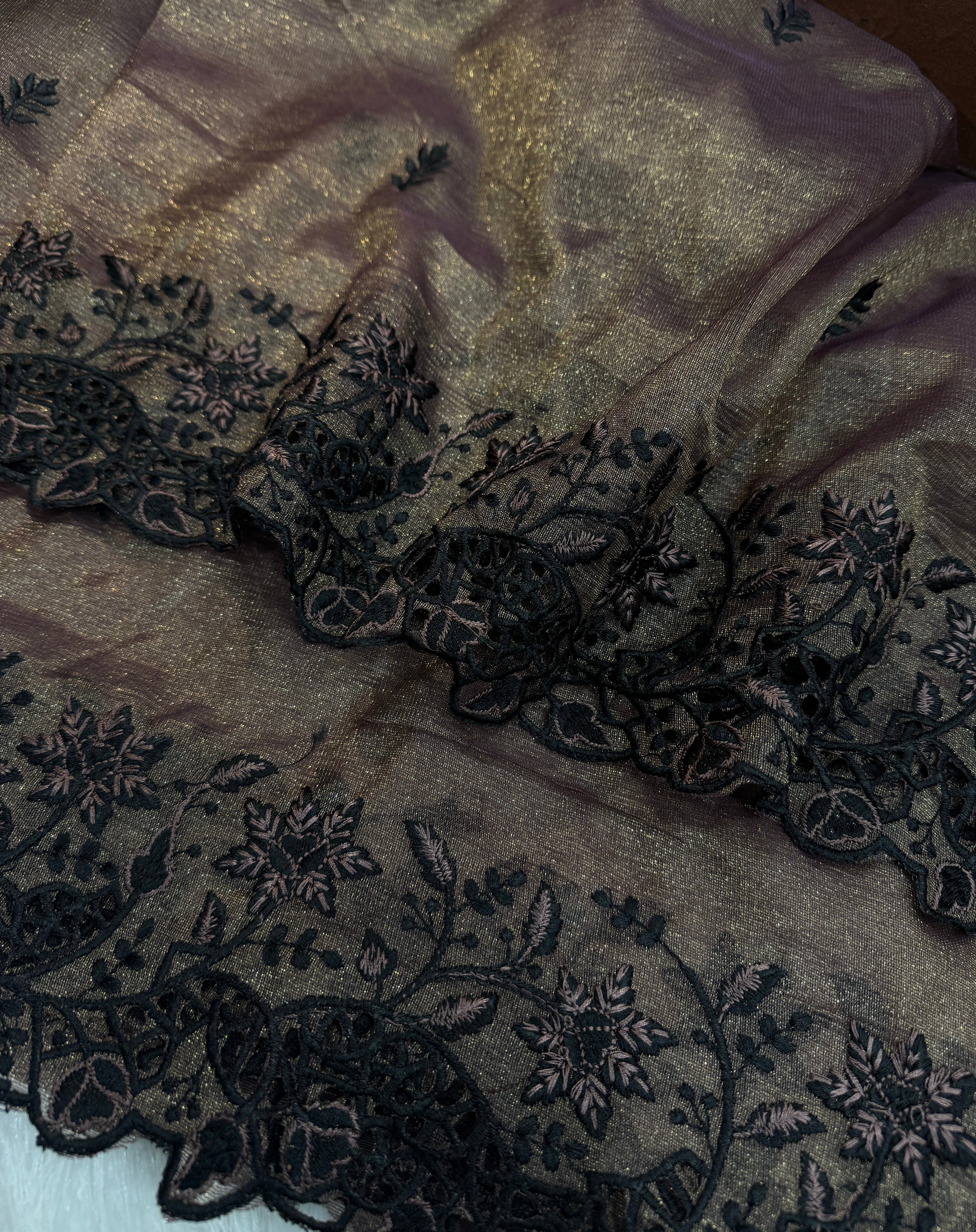 सुंदर धागे की कढ़ाई वाली पार्टी वेयर साड़ी