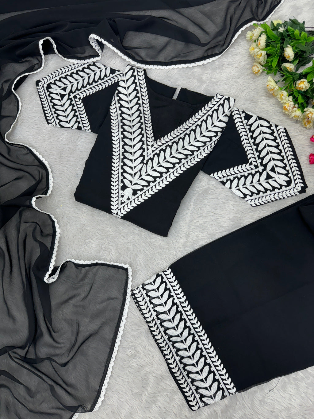 डिजाइनर पार्टी वेयर टॉप, बॉटम और दुपट्टा, फैंसी बेल स्लीव के साथ