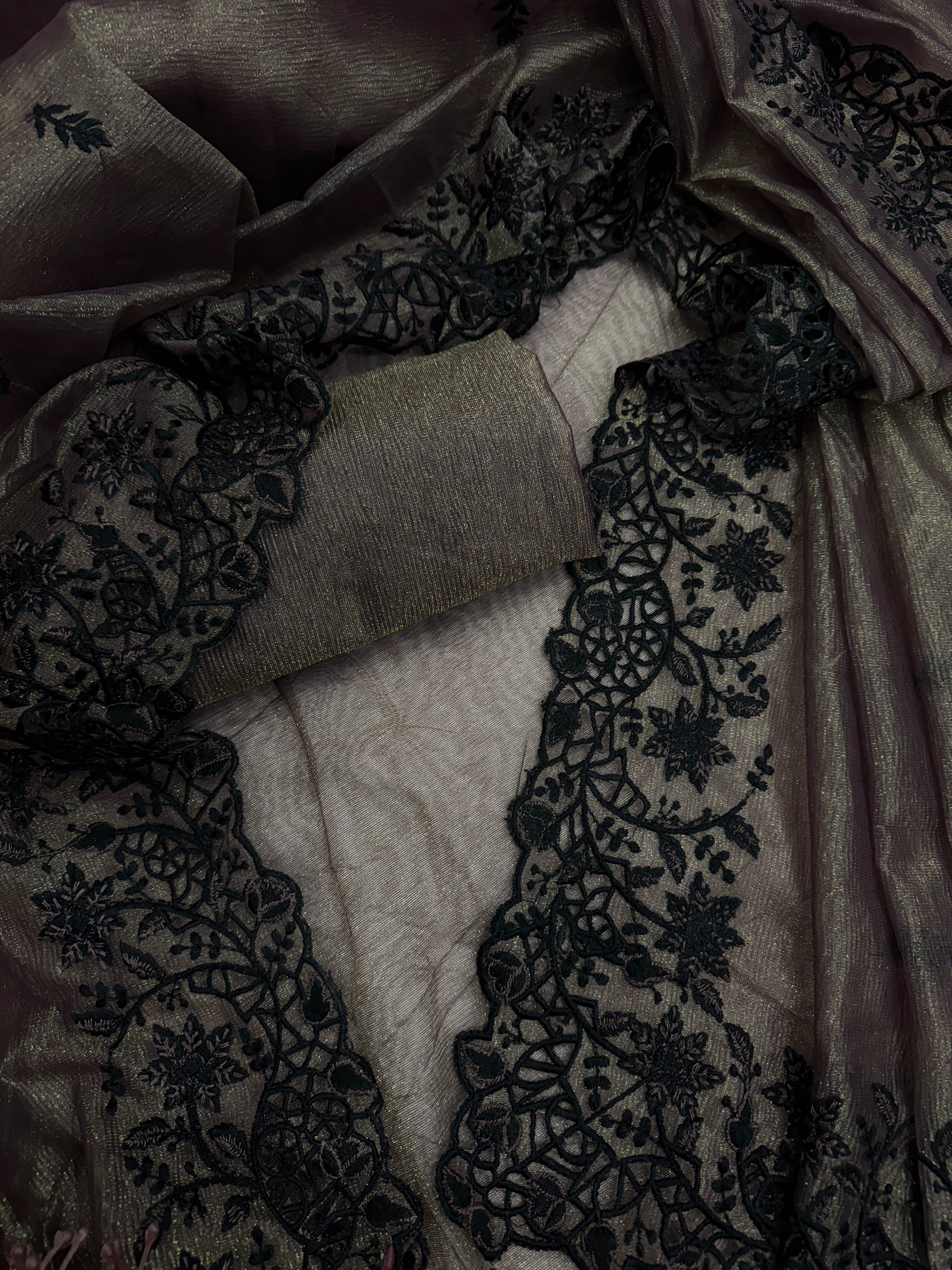 सुंदर धागे की कढ़ाई वाली पार्टी वेयर साड़ी