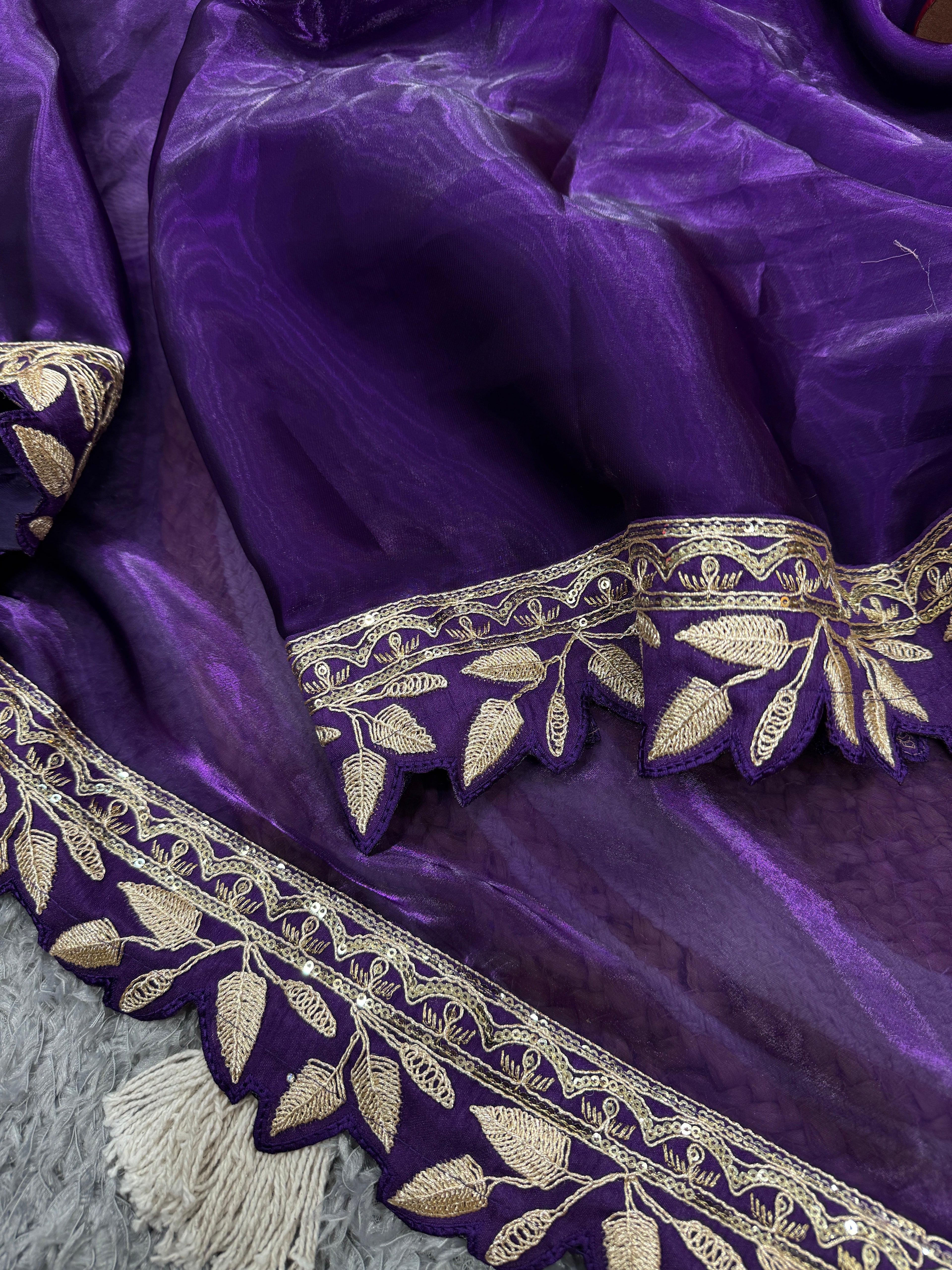 सीक्विन कढ़ाई और लेस बॉर्डर वाली डिज़ाइनर साड़ी