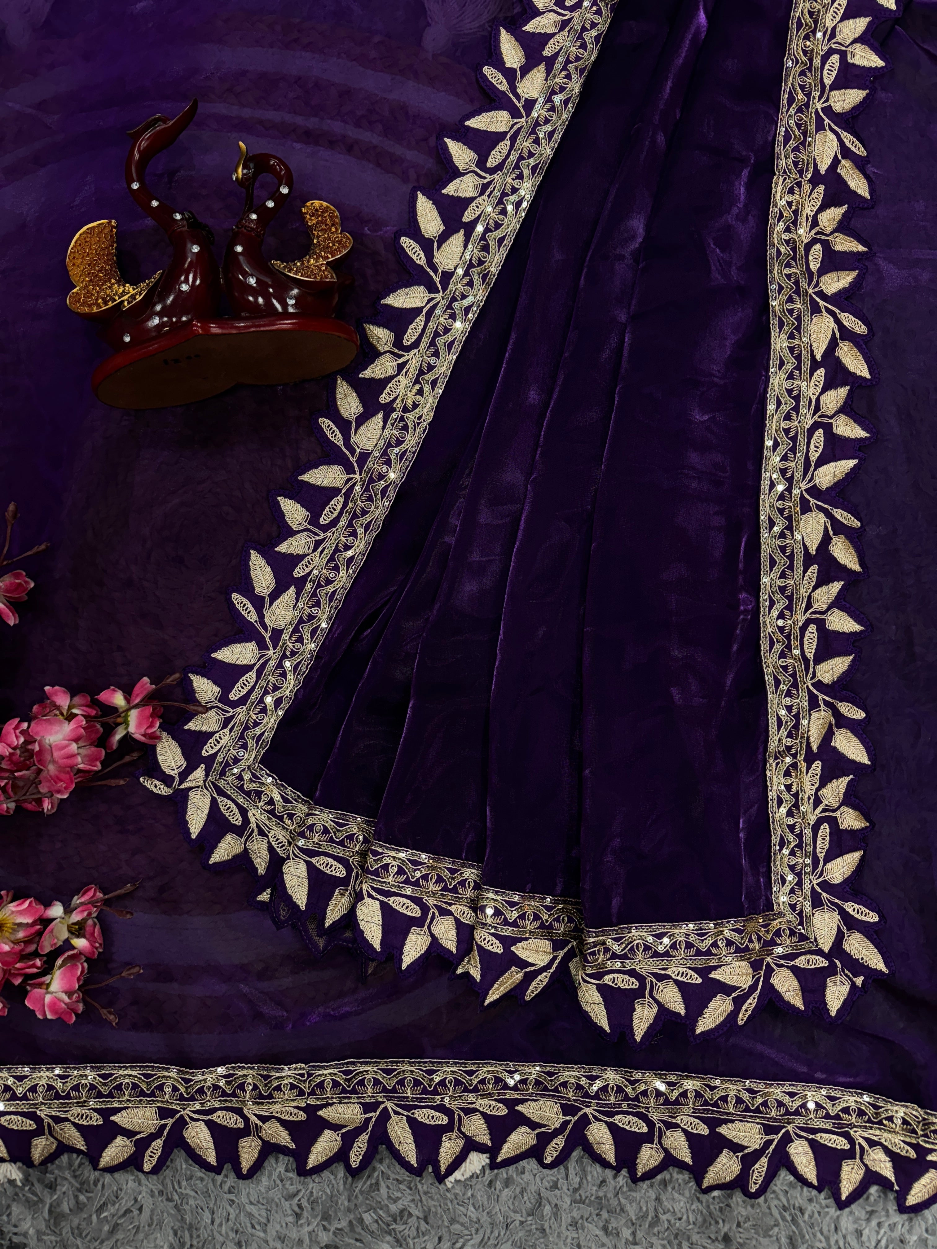 सीक्विन कढ़ाई और लेस बॉर्डर वाली डिज़ाइनर साड़ी