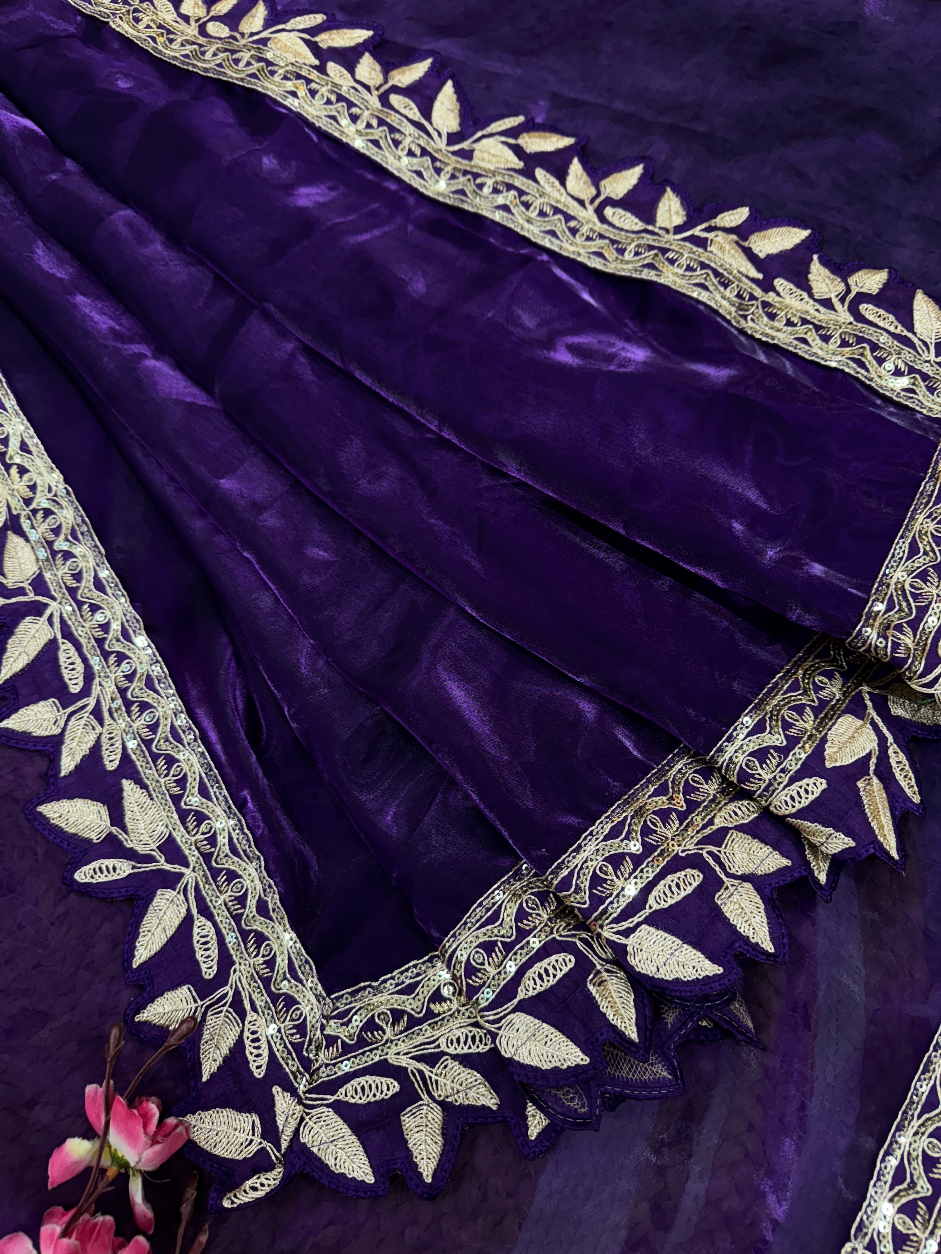 सीक्विन कढ़ाई और लेस बॉर्डर वाली डिज़ाइनर साड़ी