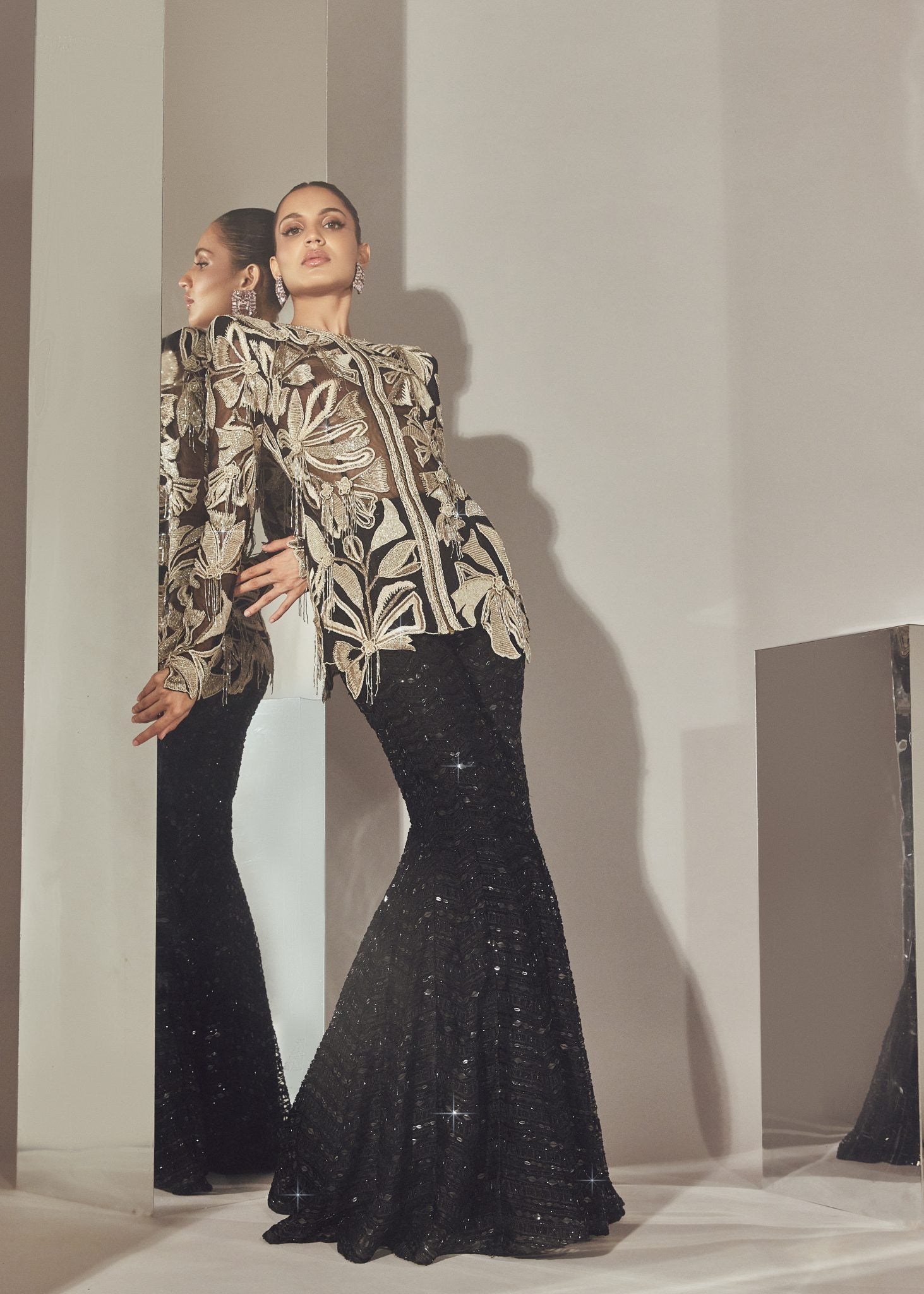 सीक्वेंस वर्क से सजा खूबसूरत वेस्टर्न वेयर टॉप प्लाज़ो