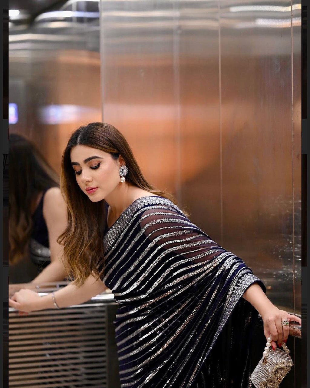 सीक्विन कढ़ाई और लेस बॉर्डर वाली पार्टी वेयर साड़ी 