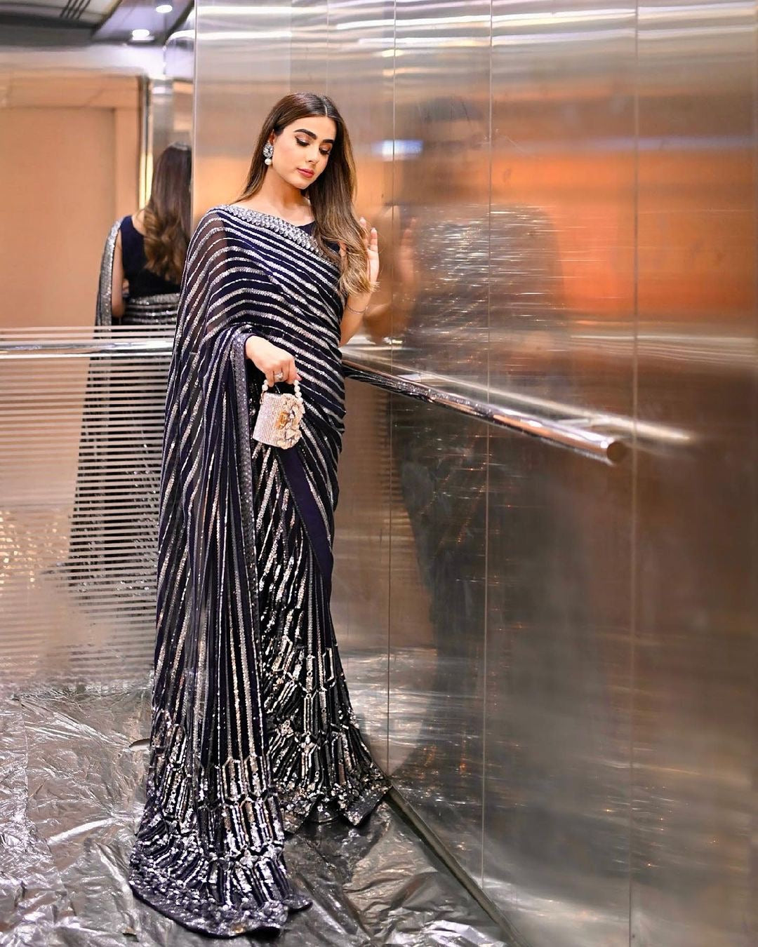 सीक्विन कढ़ाई और लेस बॉर्डर वाली पार्टी वेयर साड़ी 