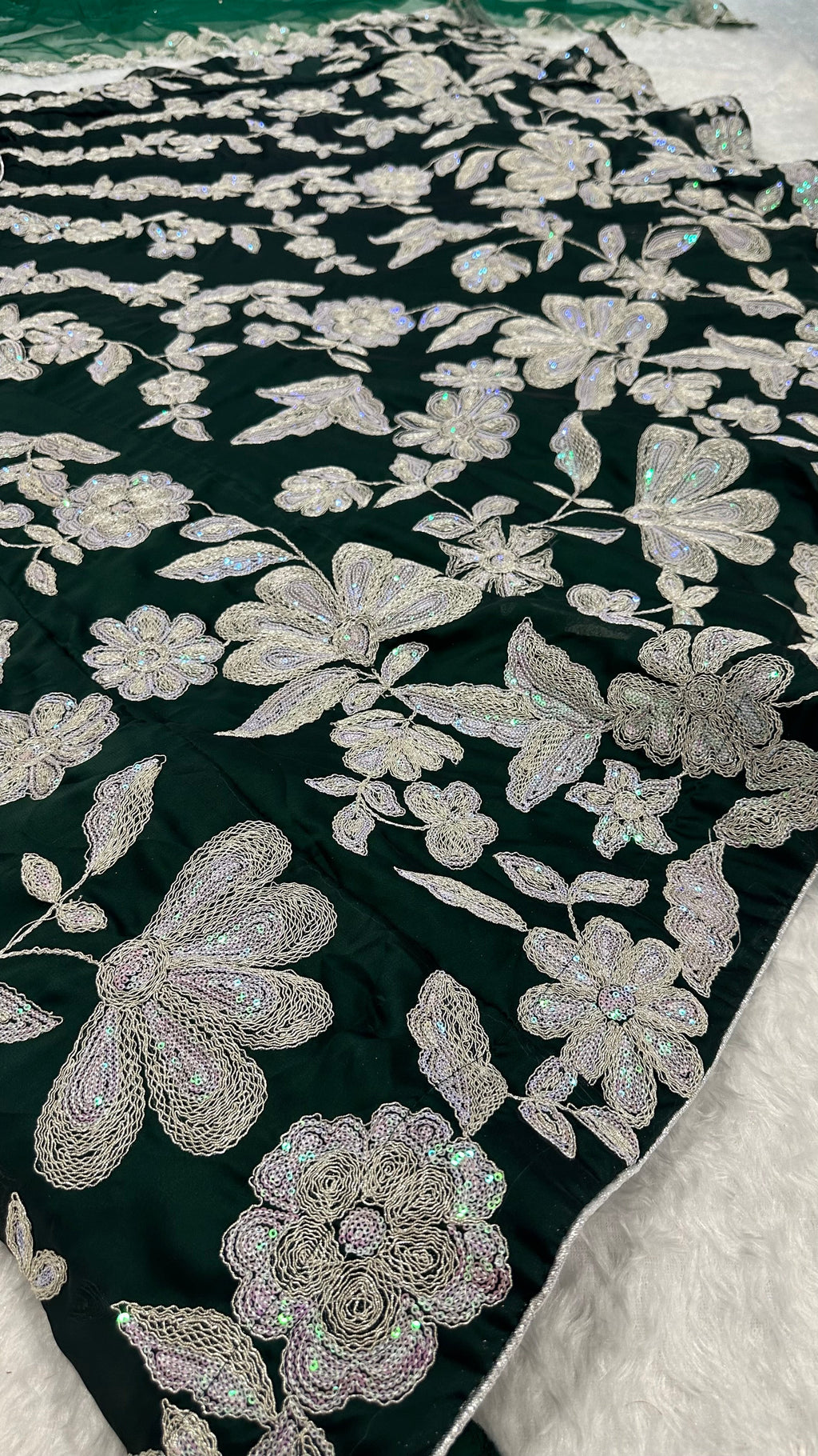 रेनबो सीक्वेंस वर्क वाला डिज़ाइनर पार्टी वेयर लहंगा चोली