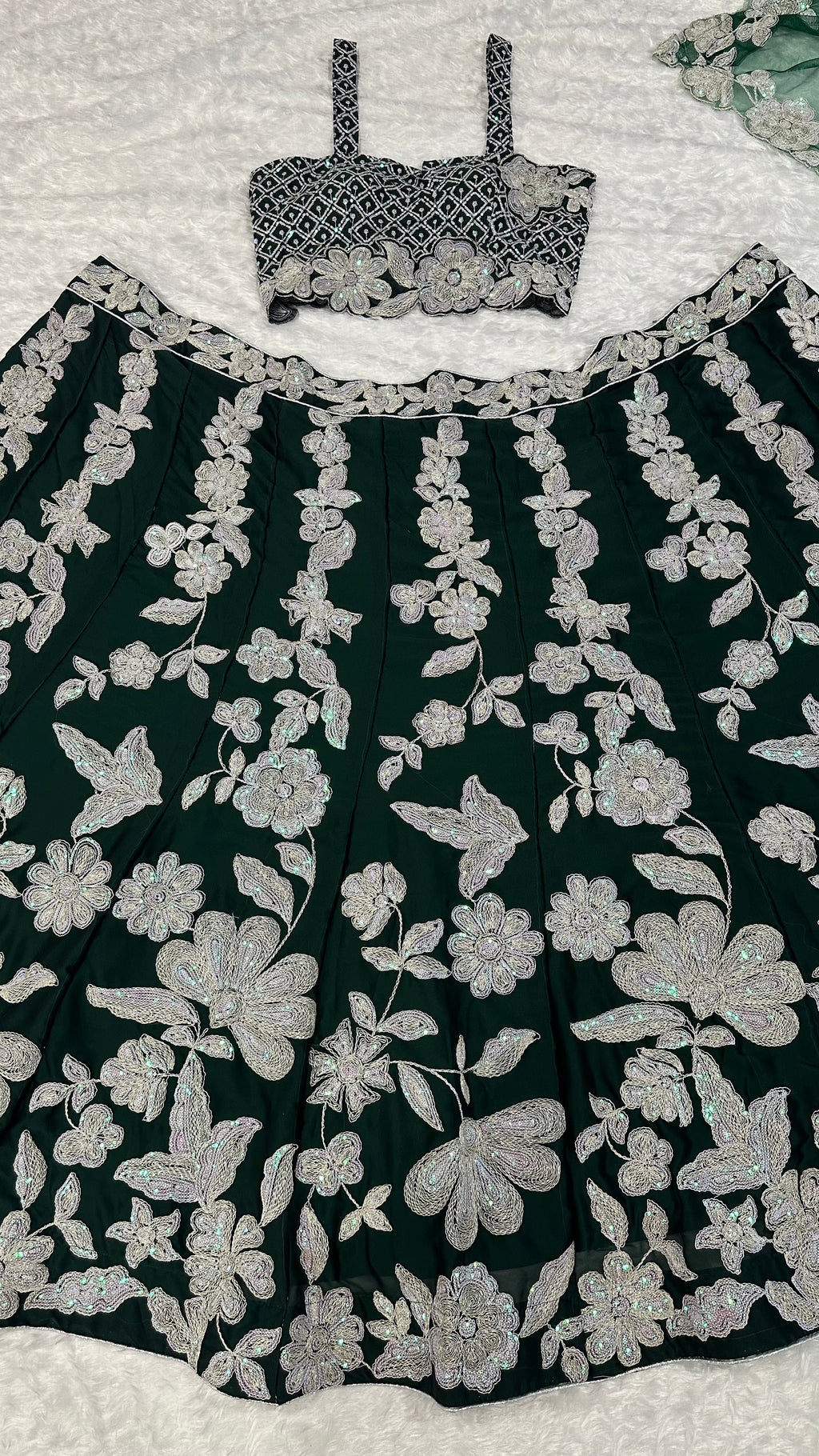 रेनबो सीक्वेंस वर्क वाला डिज़ाइनर पार्टी वेयर लहंगा चोली