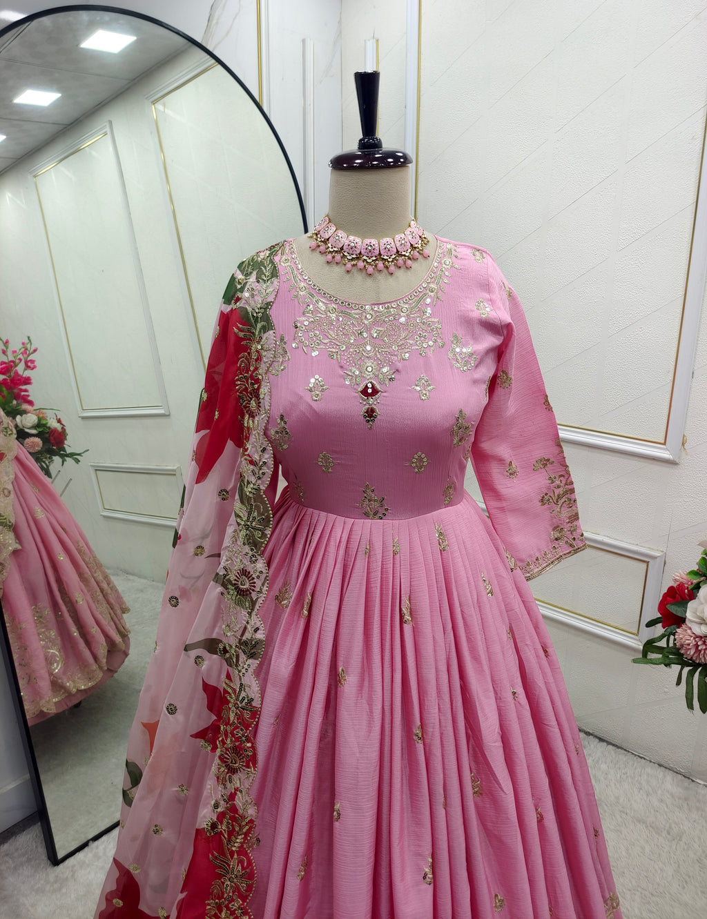 कढ़ाई के काम से सजा हुआ डिज़ाइनर गाउन-पैंट और दुपट्टा