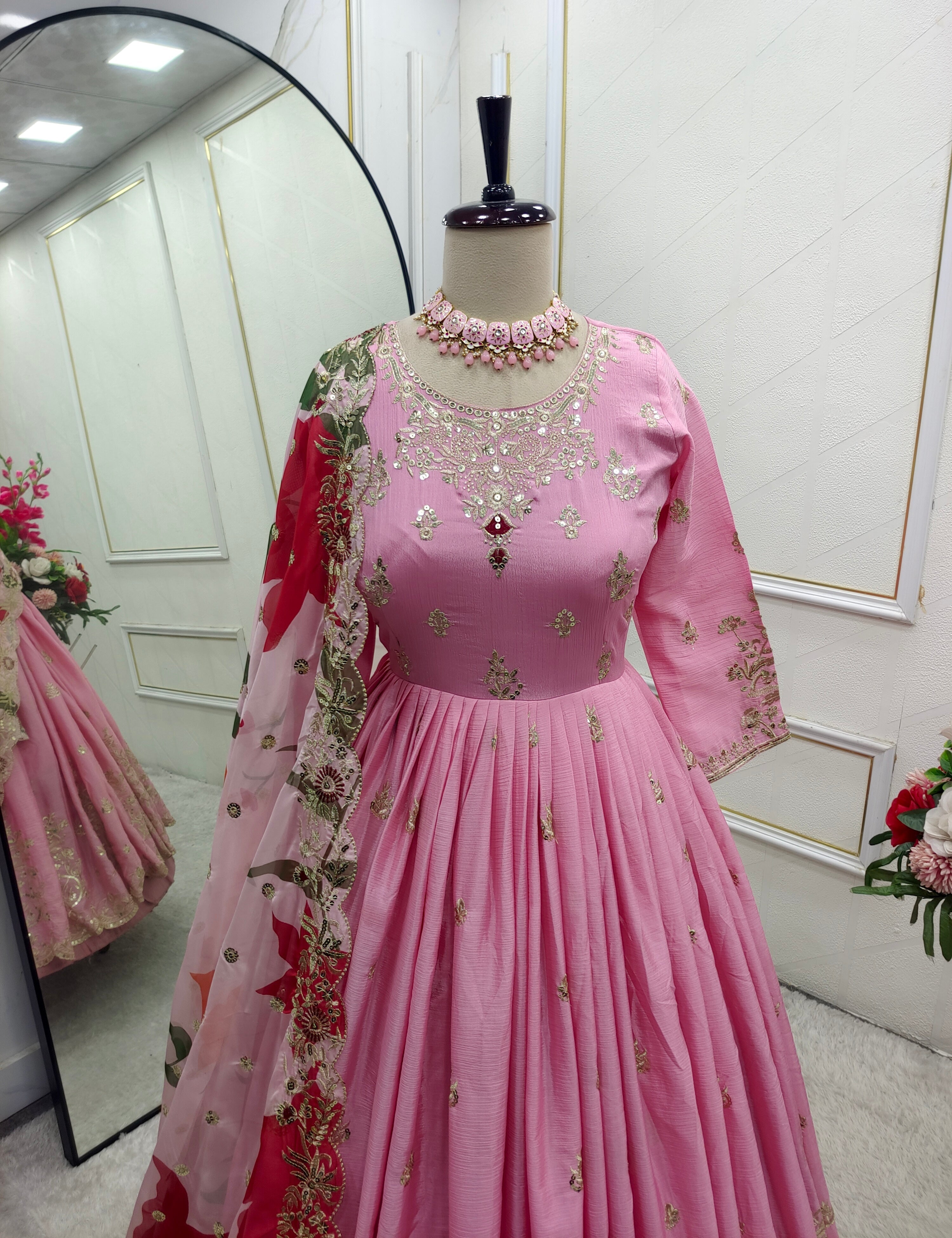 कढ़ाई के काम से सजा हुआ डिज़ाइनर गाउन-पैंट और दुपट्टा