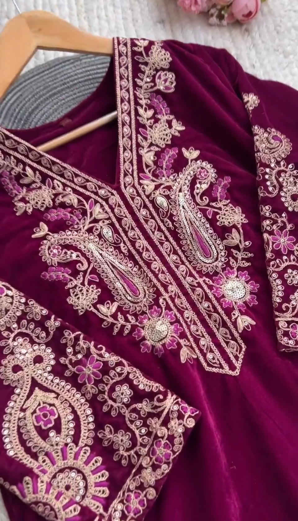 कढ़ाई वर्क से सजा खूबसूरत पार्टी वेयर टॉप, बॉटम और दुपट्टा