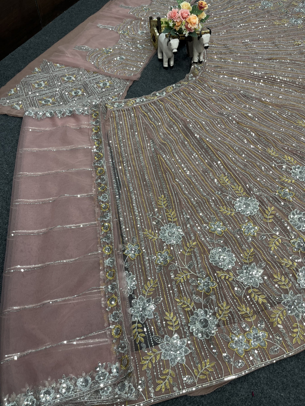 सीक्वेंस एम्ब्रॉयडरी वर्क से सजी खूबसूरत लहंगा चोली