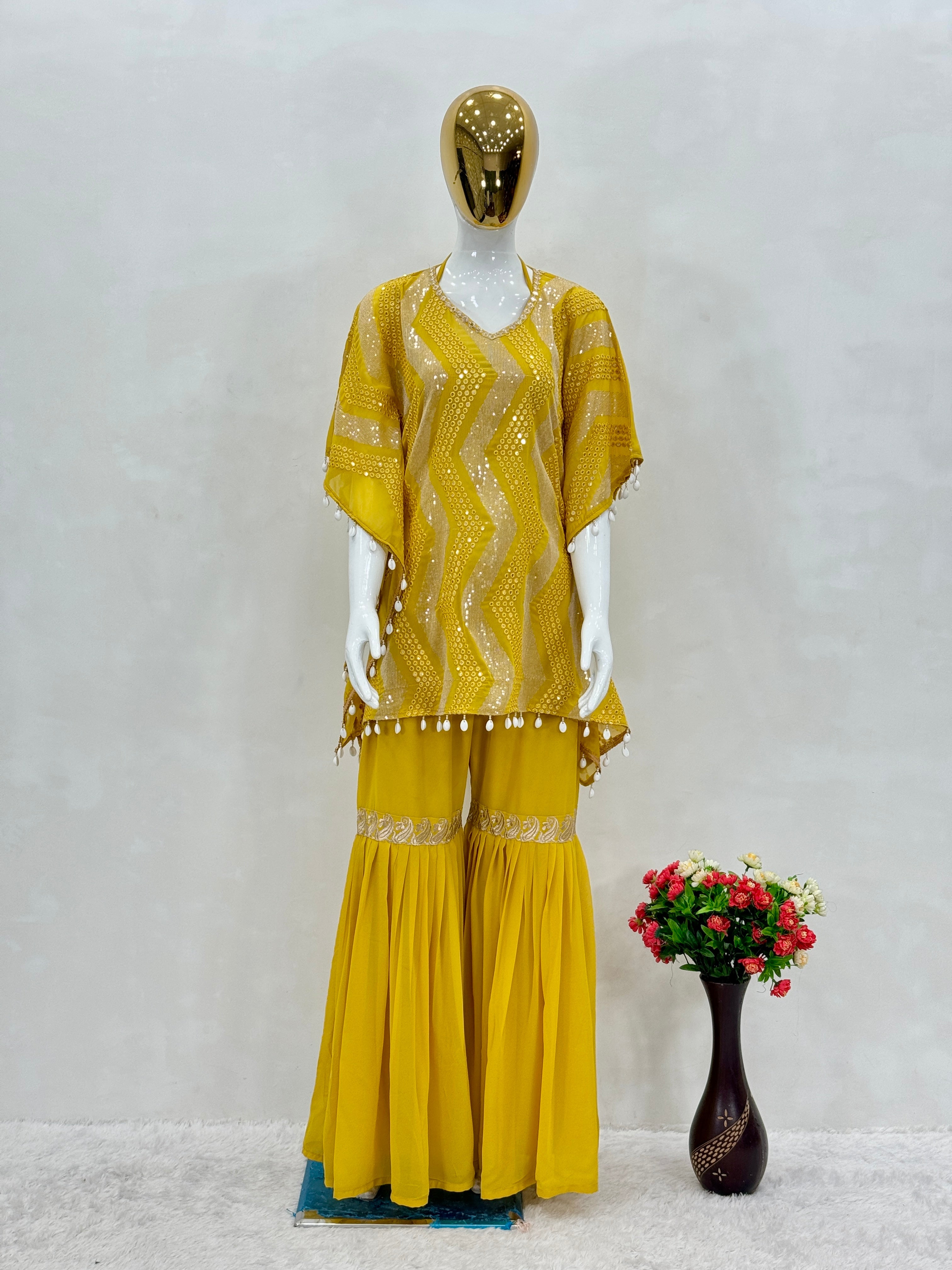 कढ़ाई और सीक्वेंस वर्क से सजे फैंसी पार्टी वियर कफ्तान और शरारा