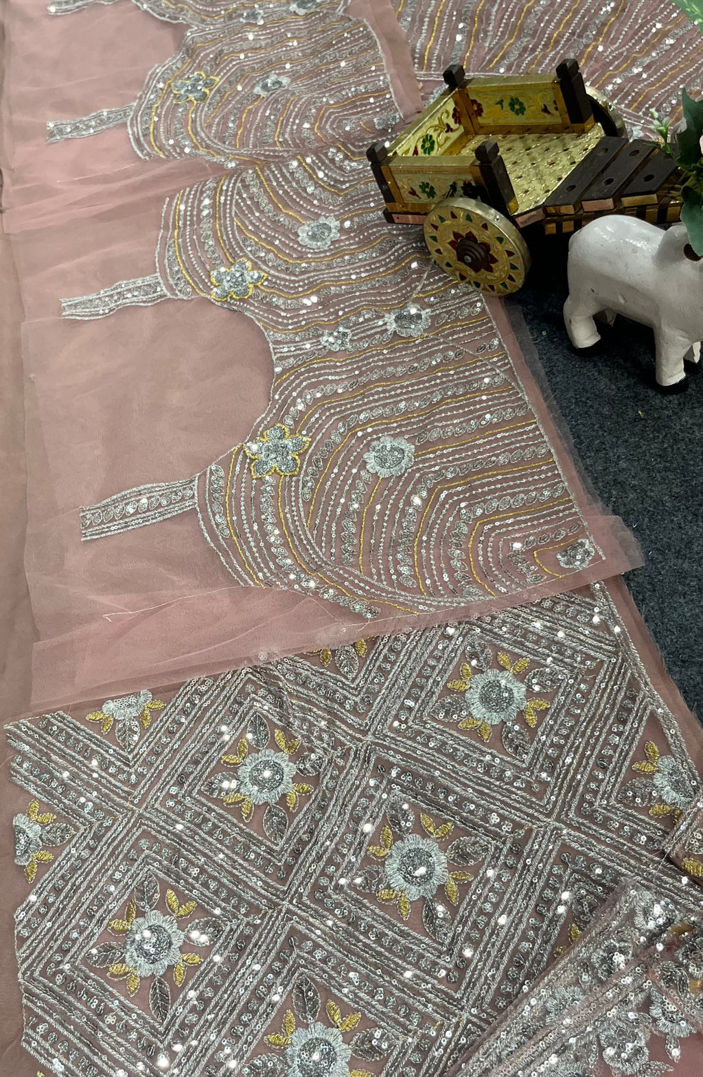 सीक्वेंस एम्ब्रॉयडरी वर्क से सजी खूबसूरत लहंगा चोली