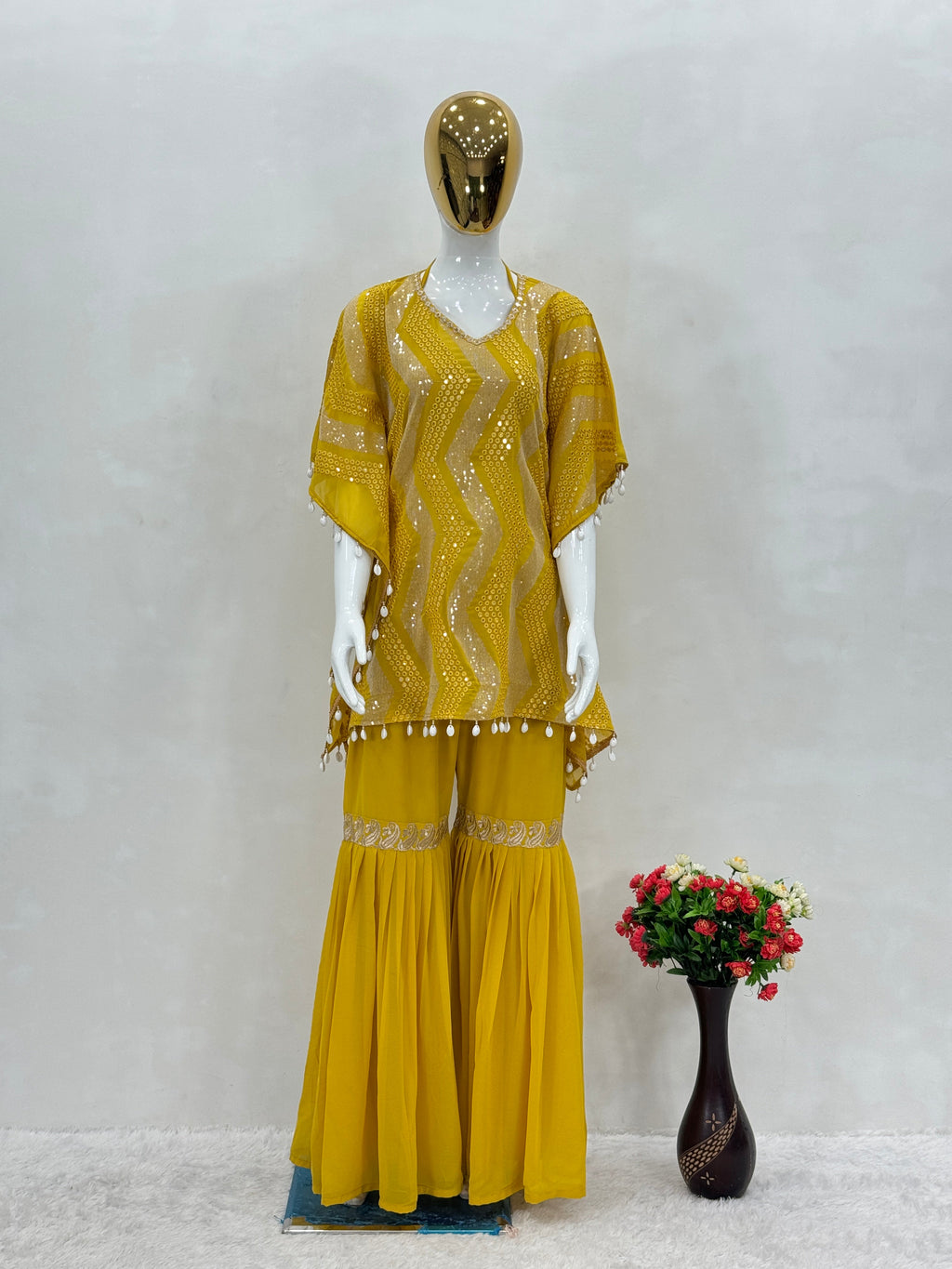 कढ़ाई और सीक्वेंस वर्क से सजे फैंसी पार्टी वियर कफ्तान और शरारा