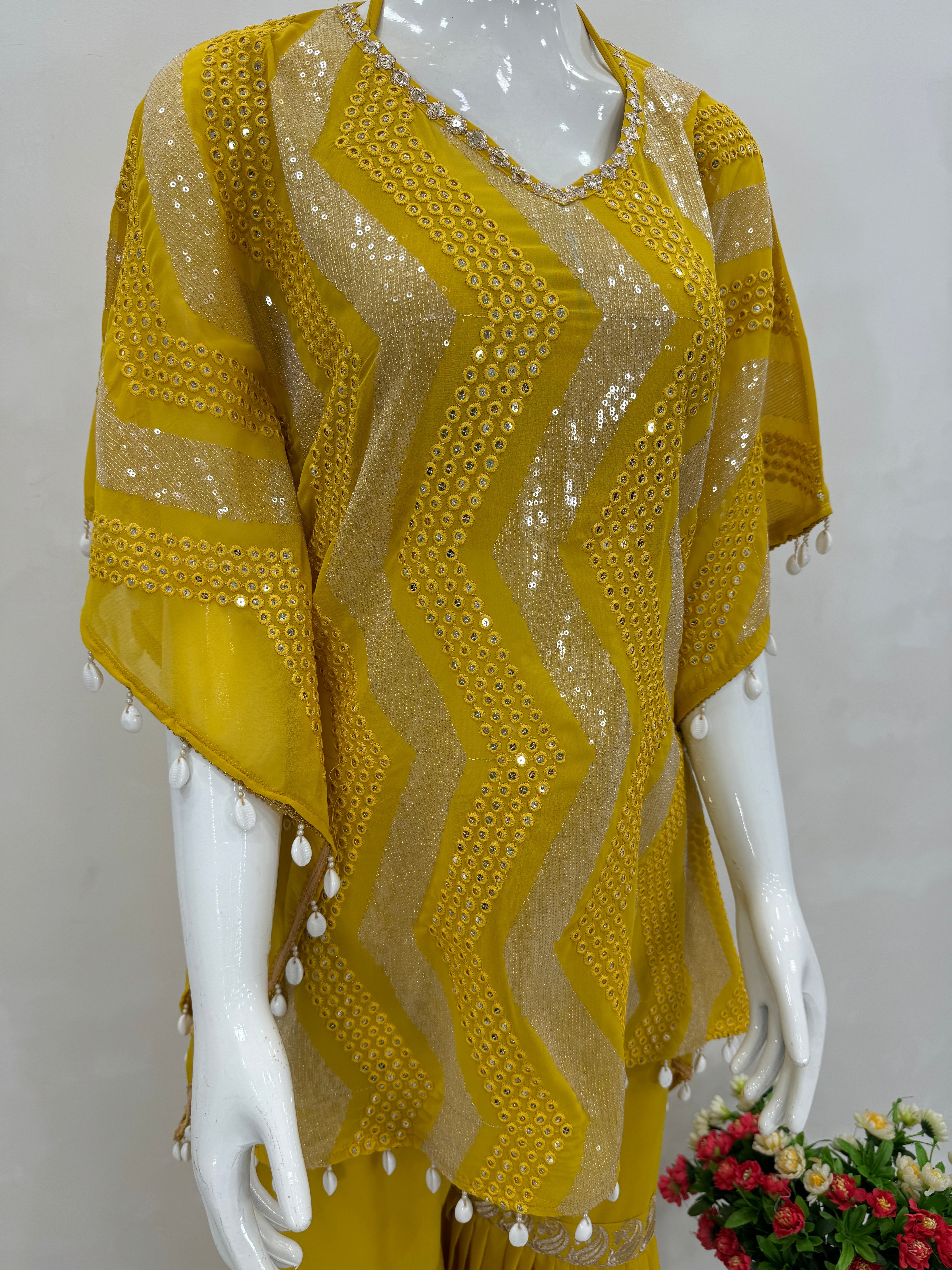 कढ़ाई और सीक्वेंस वर्क से सजे फैंसी पार्टी वियर कफ्तान और शरारा