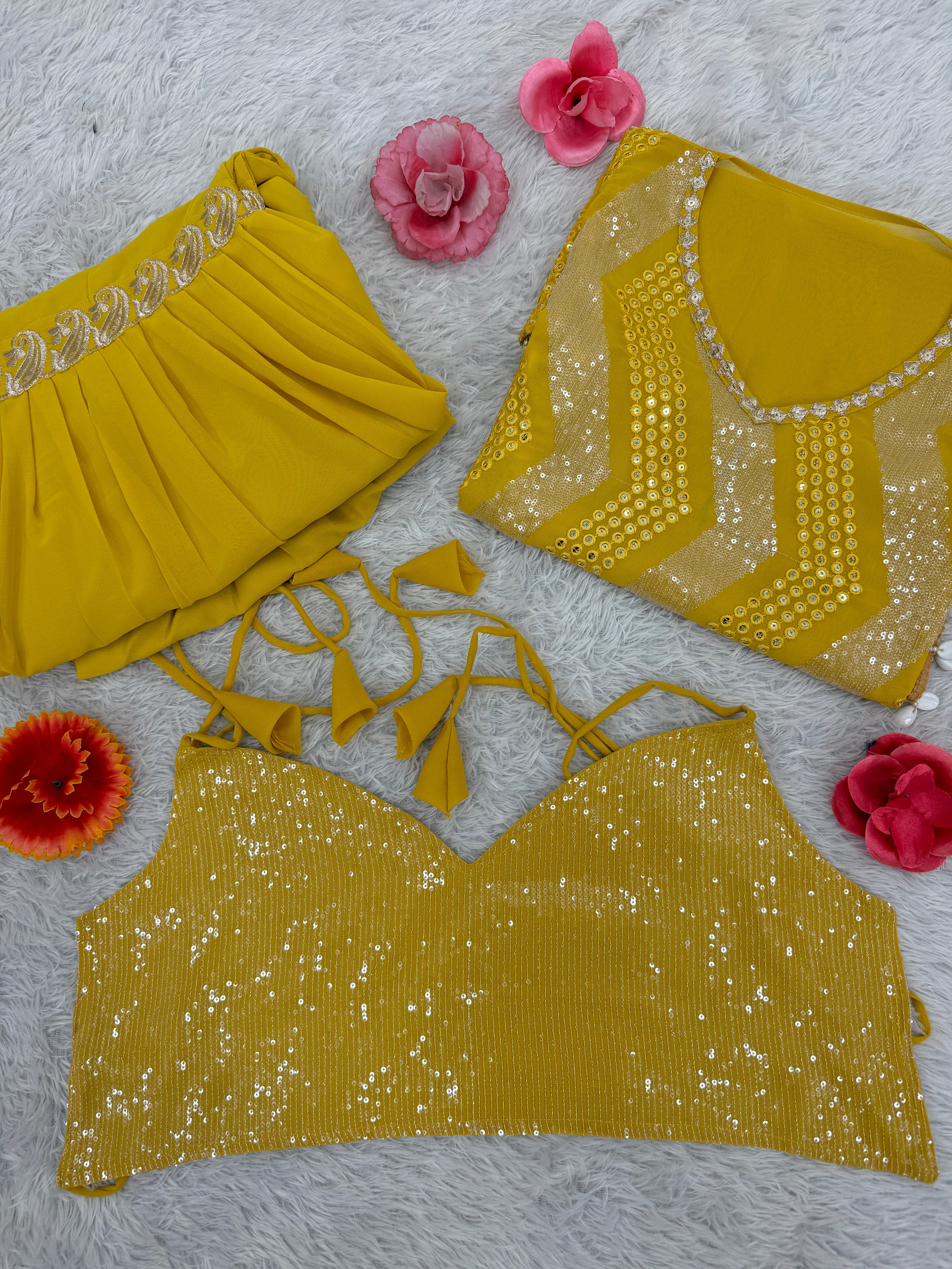 कढ़ाई और सीक्वेंस वर्क से सजे फैंसी पार्टी वियर कफ्तान और शरारा